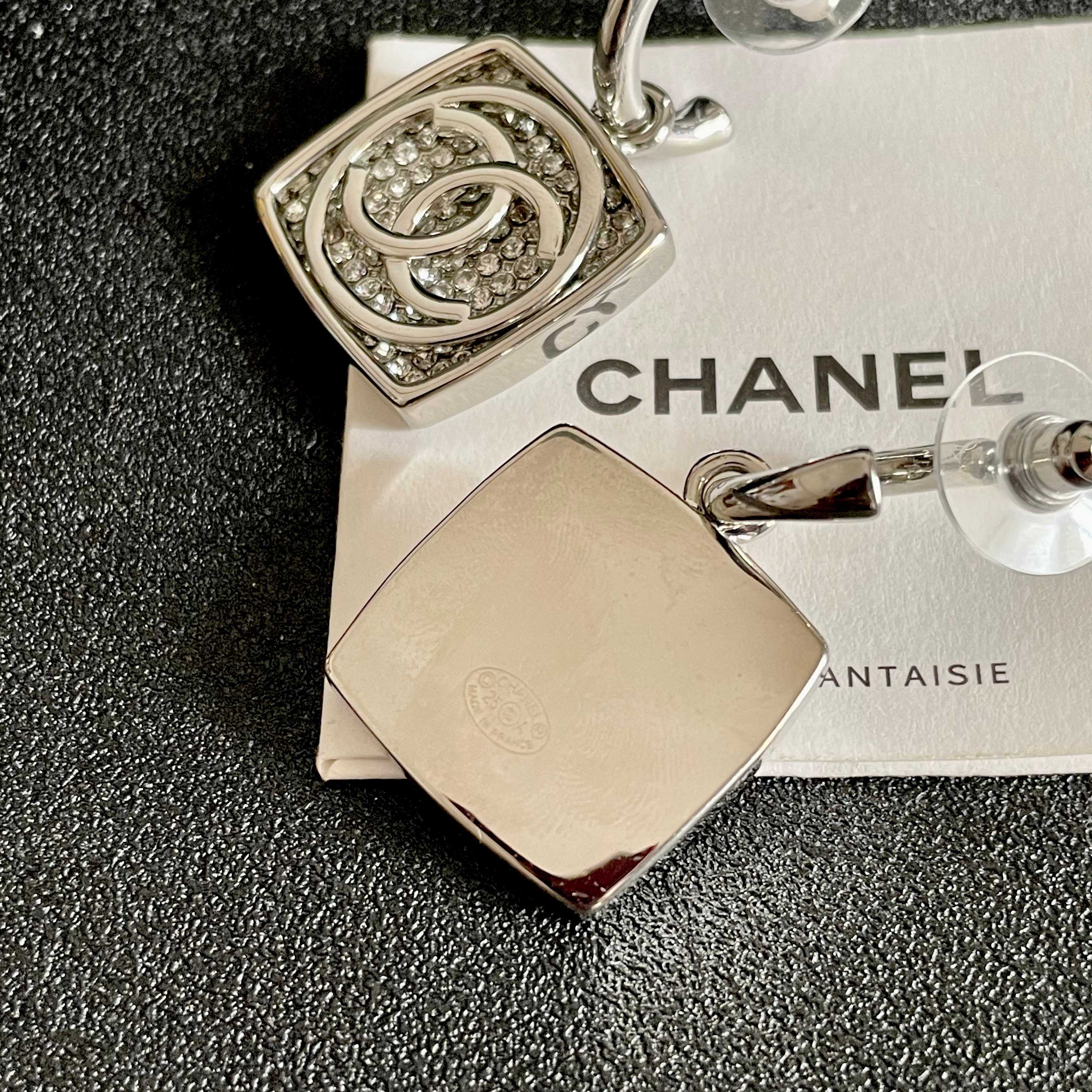 CHANEL 26S DOUBLE C LOGO CRYSTAL SQUARE DROP HOOP EARRINGS IN SILVER METAL 629984