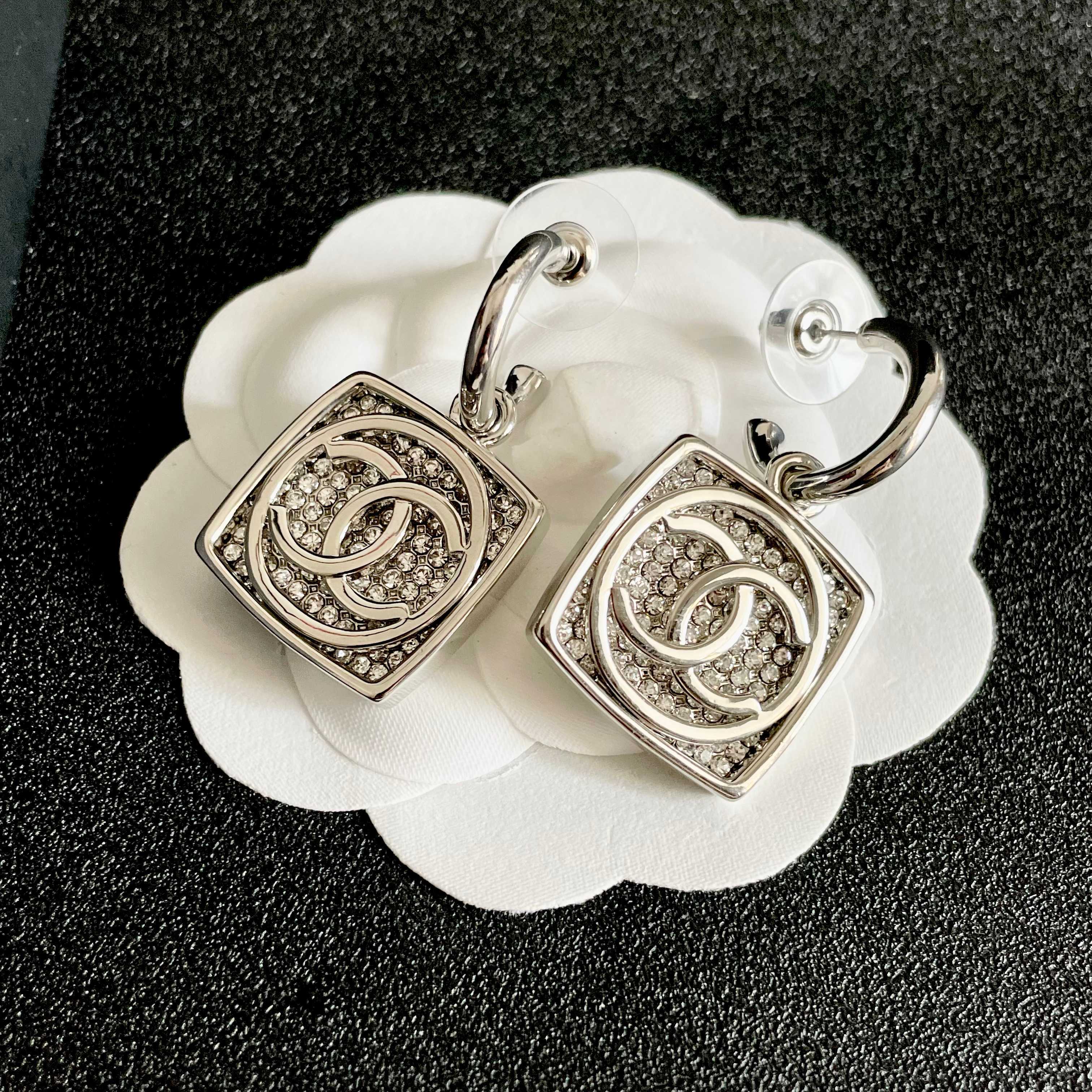 CHANEL 26S DOUBLE C LOGO CRYSTAL SQUARE DROP HOOP EARRINGS IN SILVER METAL 629984
