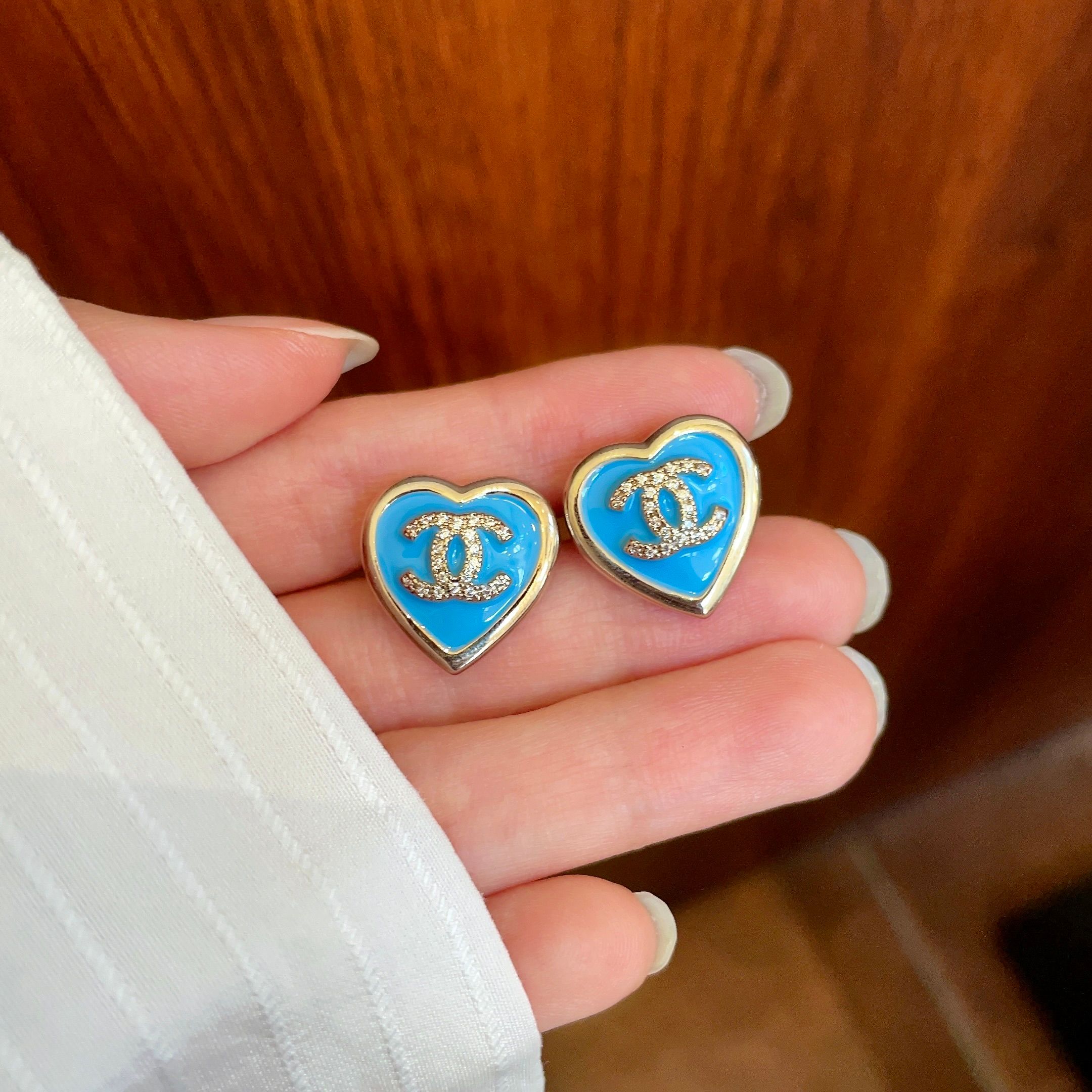 CHANEL 26S DOUBLE C LOGO BLUE HEART ENAMEL STUD EARRINGS IN GOLD METAL 629986