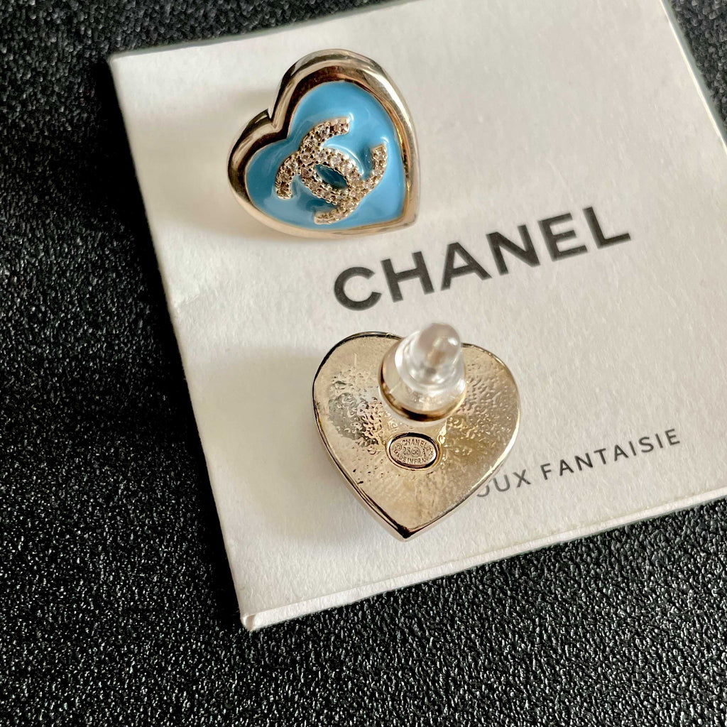 CHANEL 26S DOUBLE C LOGO BLUE HEART ENAMEL STUD EARRINGS IN GOLD METAL 629986