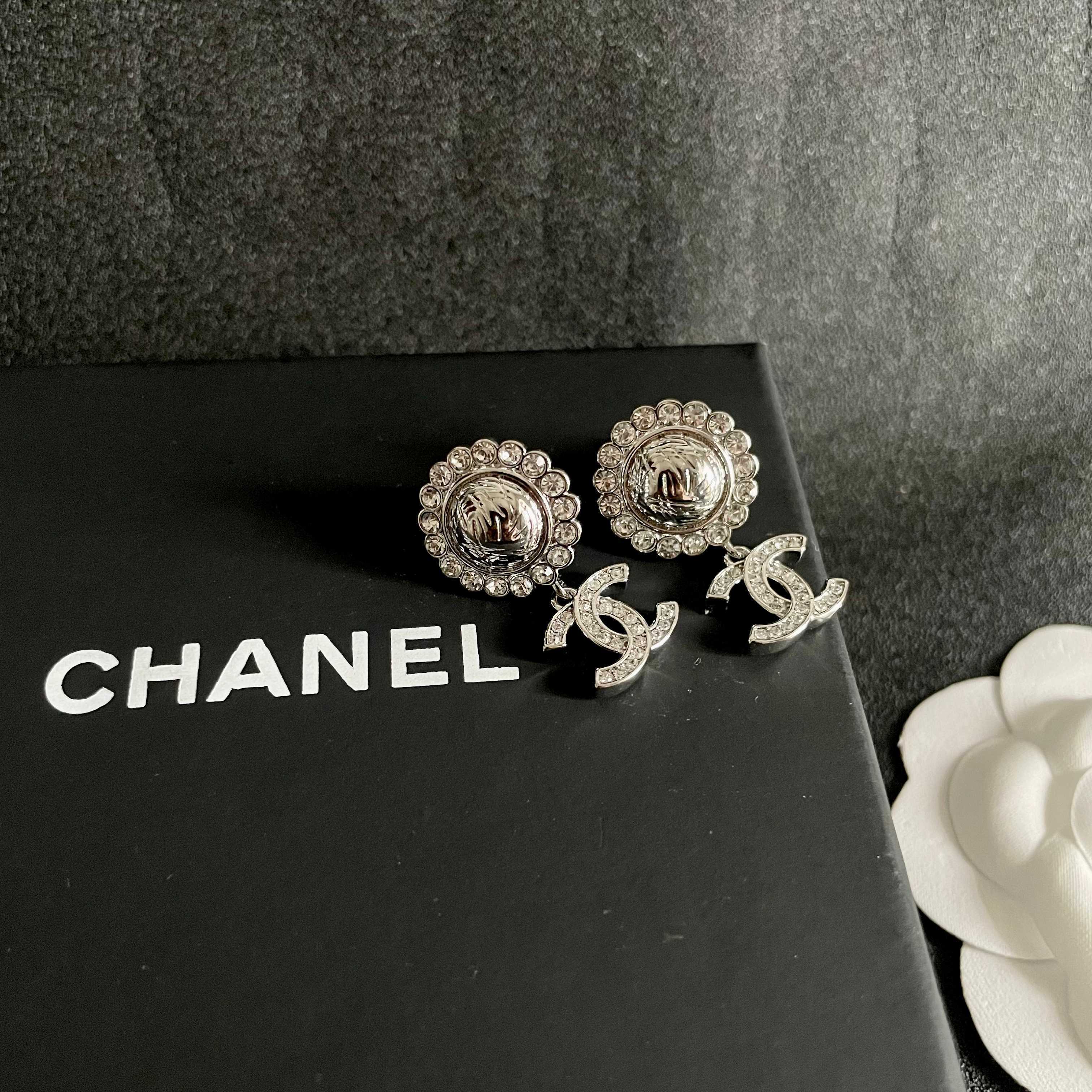 CHANEL 26S DOUBLE C LOGO CRYSTAL HALO DROP EARRINGS IN SILVER METAL 629987