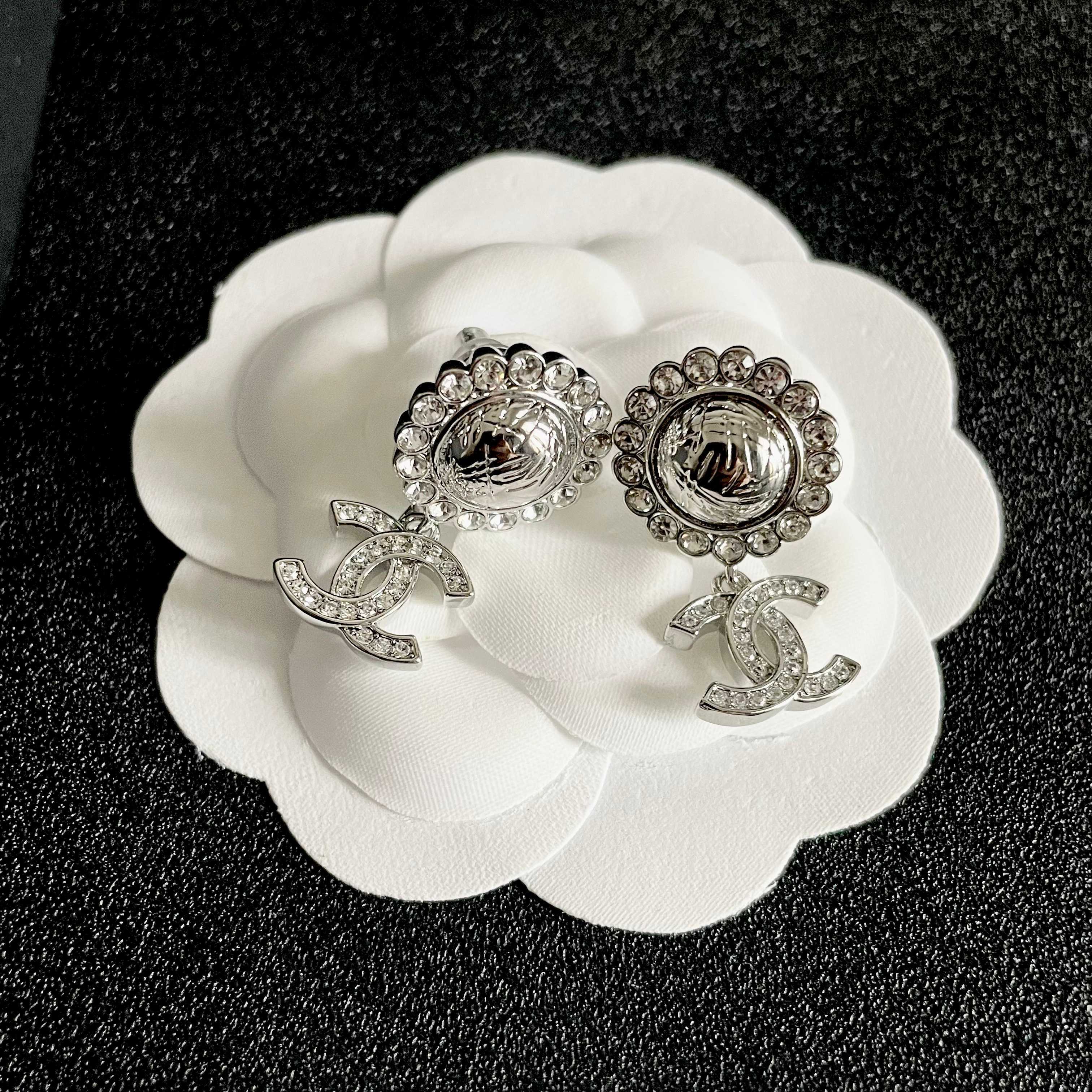 CHANEL 26S DOUBLE C LOGO CRYSTAL HALO DROP EARRINGS IN SILVER METAL 629987
