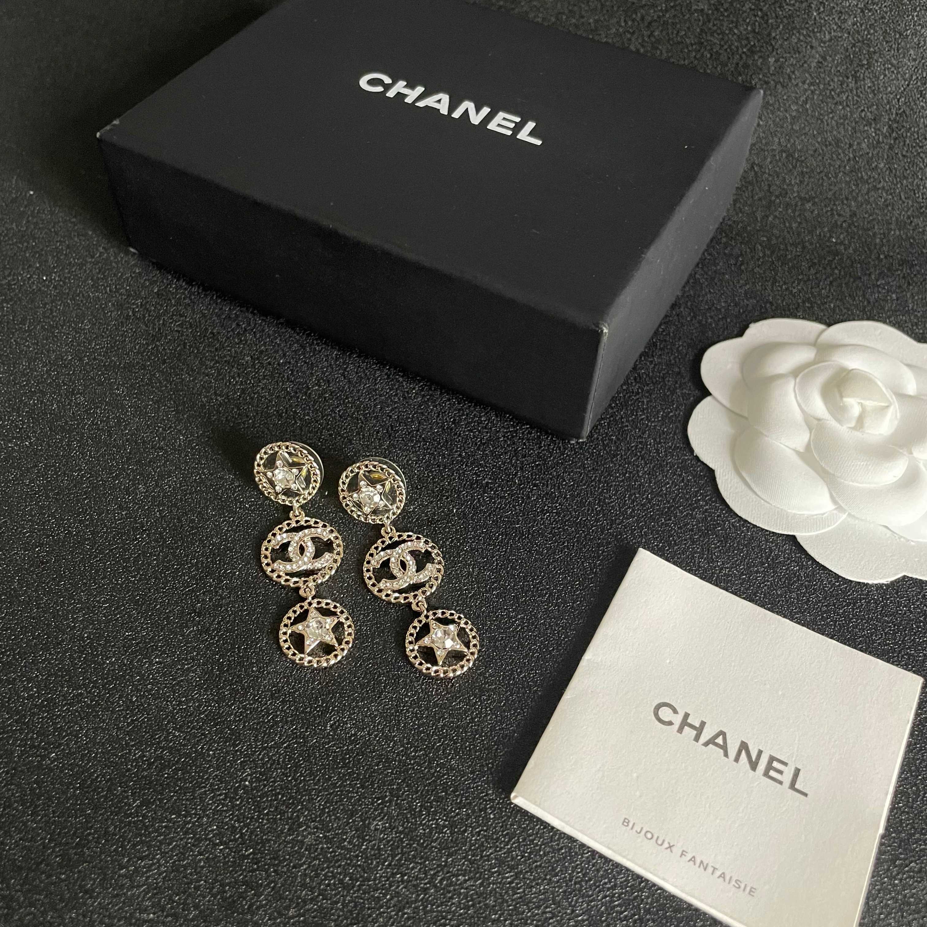 CHANEL 26S DOUBLE C LOGO CRYSTAL STAR DROP DANGLE EARRINGS IN GOLD METAL 629988