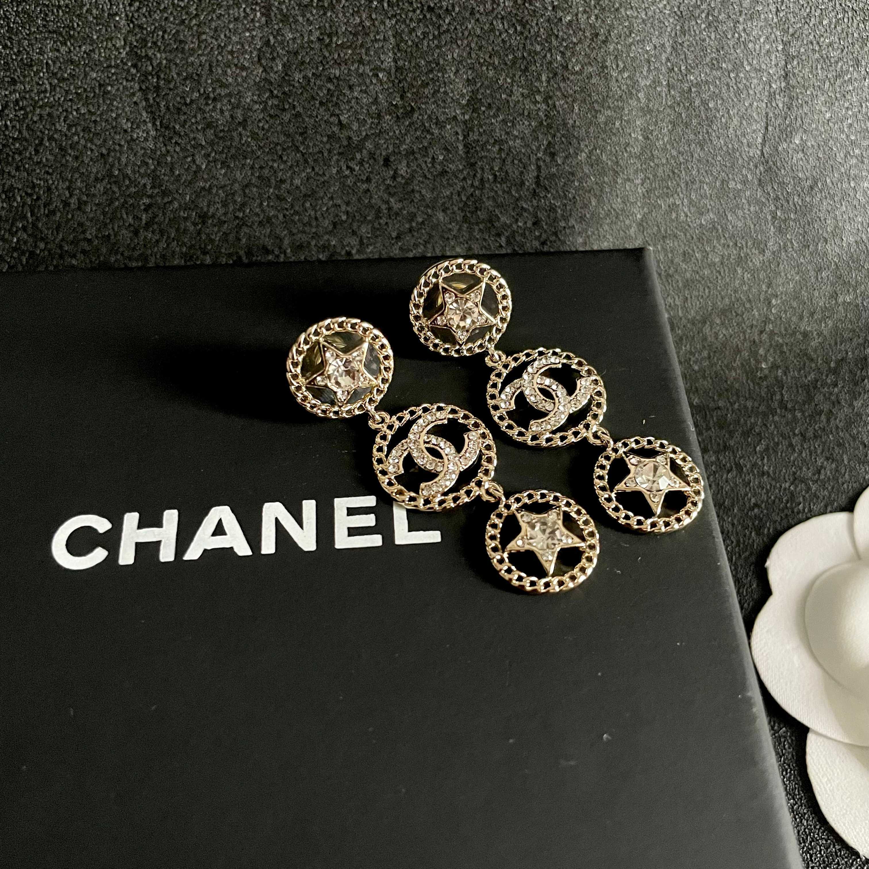CHANEL 26S DOUBLE C LOGO CRYSTAL STAR DROP DANGLE EARRINGS IN GOLD METAL 629988