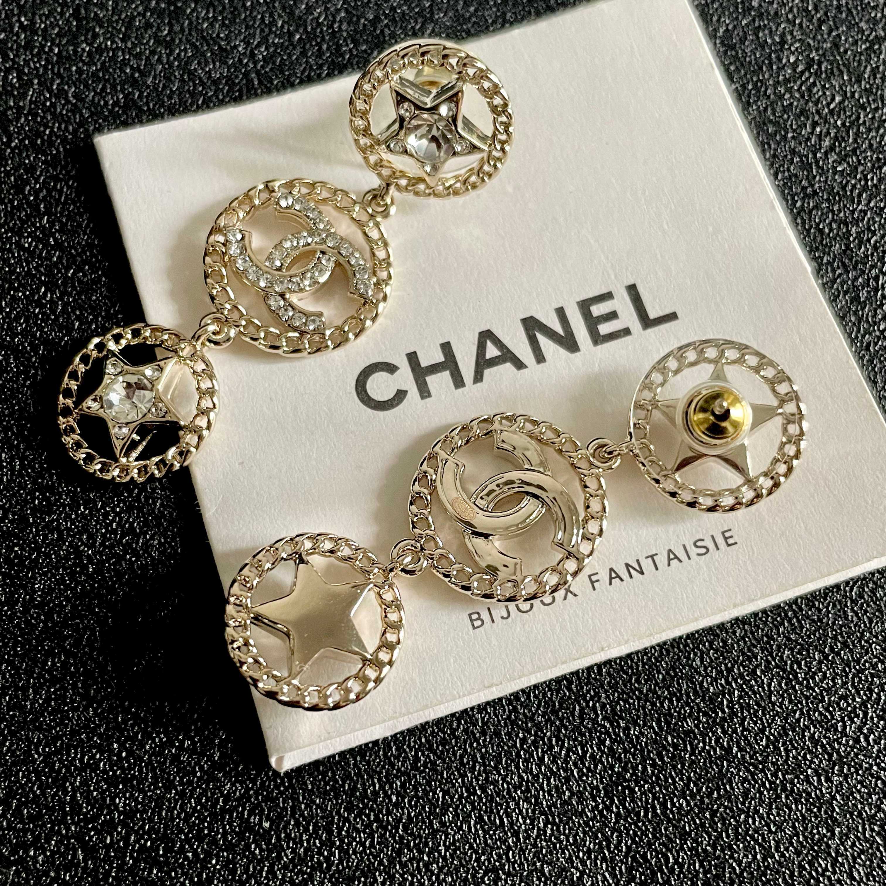 CHANEL 26S DOUBLE C LOGO CRYSTAL STAR DROP DANGLE EARRINGS IN GOLD METAL 629988