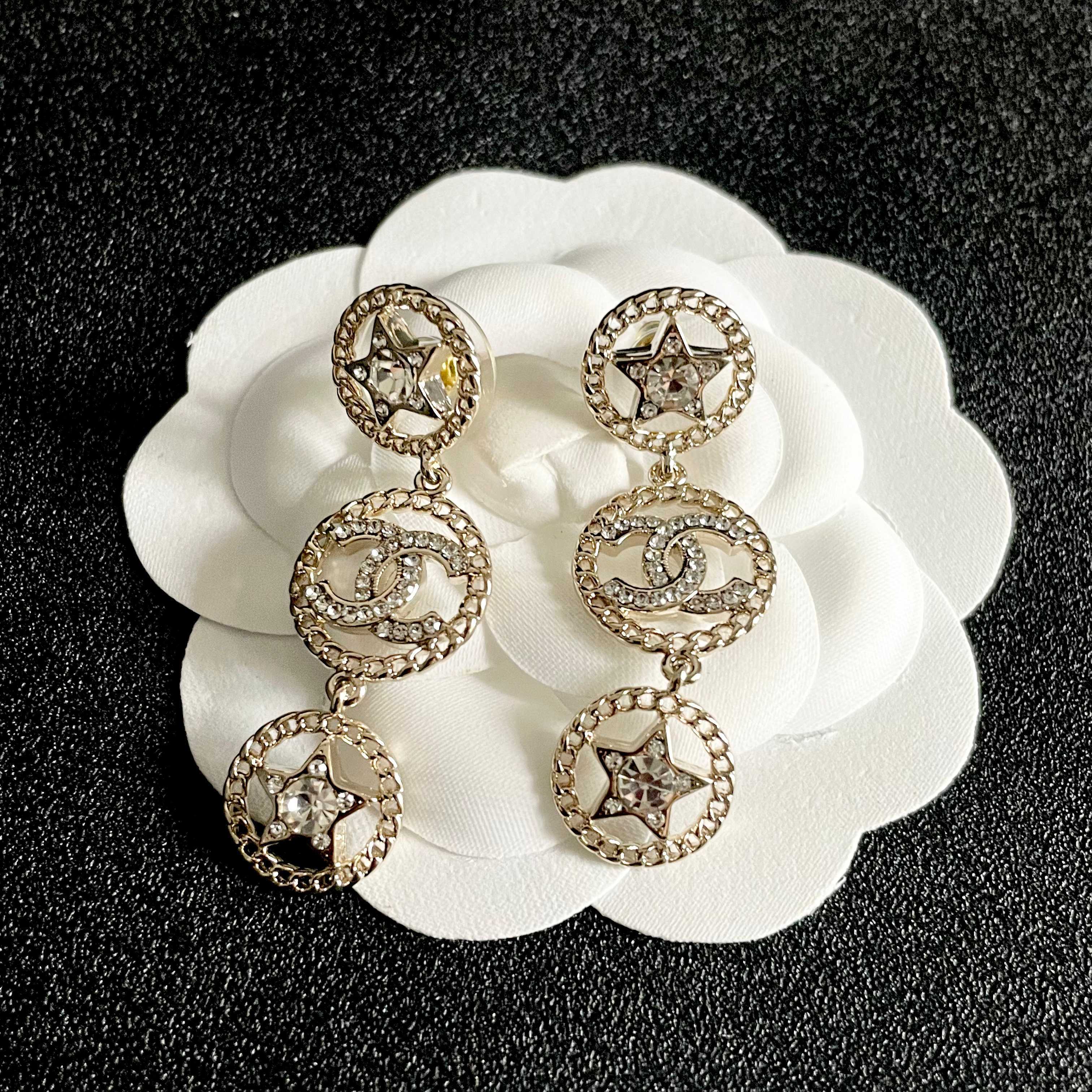 CHANEL 26S DOUBLE C LOGO CRYSTAL STAR DROP DANGLE EARRINGS IN GOLD METAL 629988