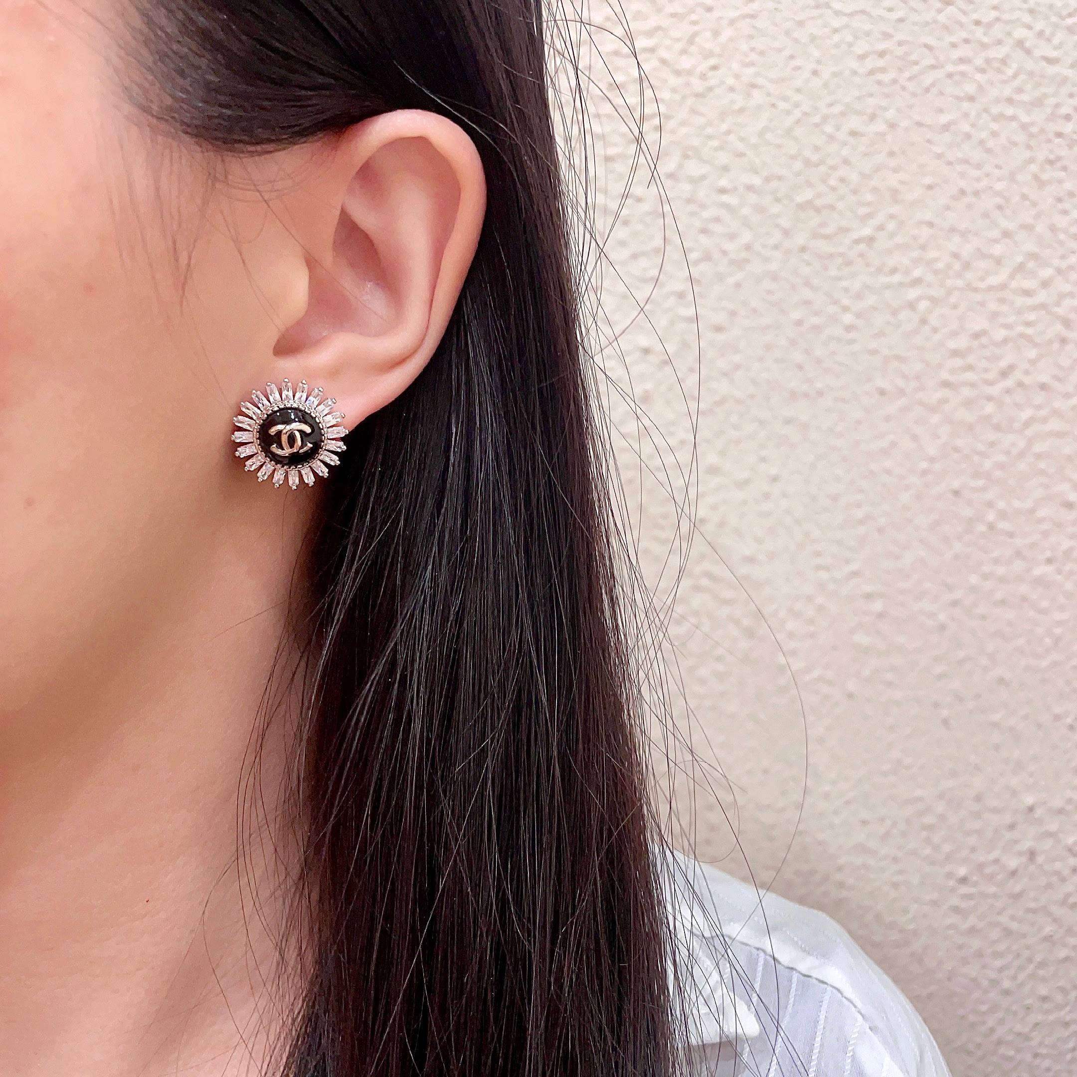 CHANEL 26S DOUBLE C LOGO BLACK ENAMEL & CRYSTAL SUNBURST STUD EARRINGS IN GOLD METAL 629989