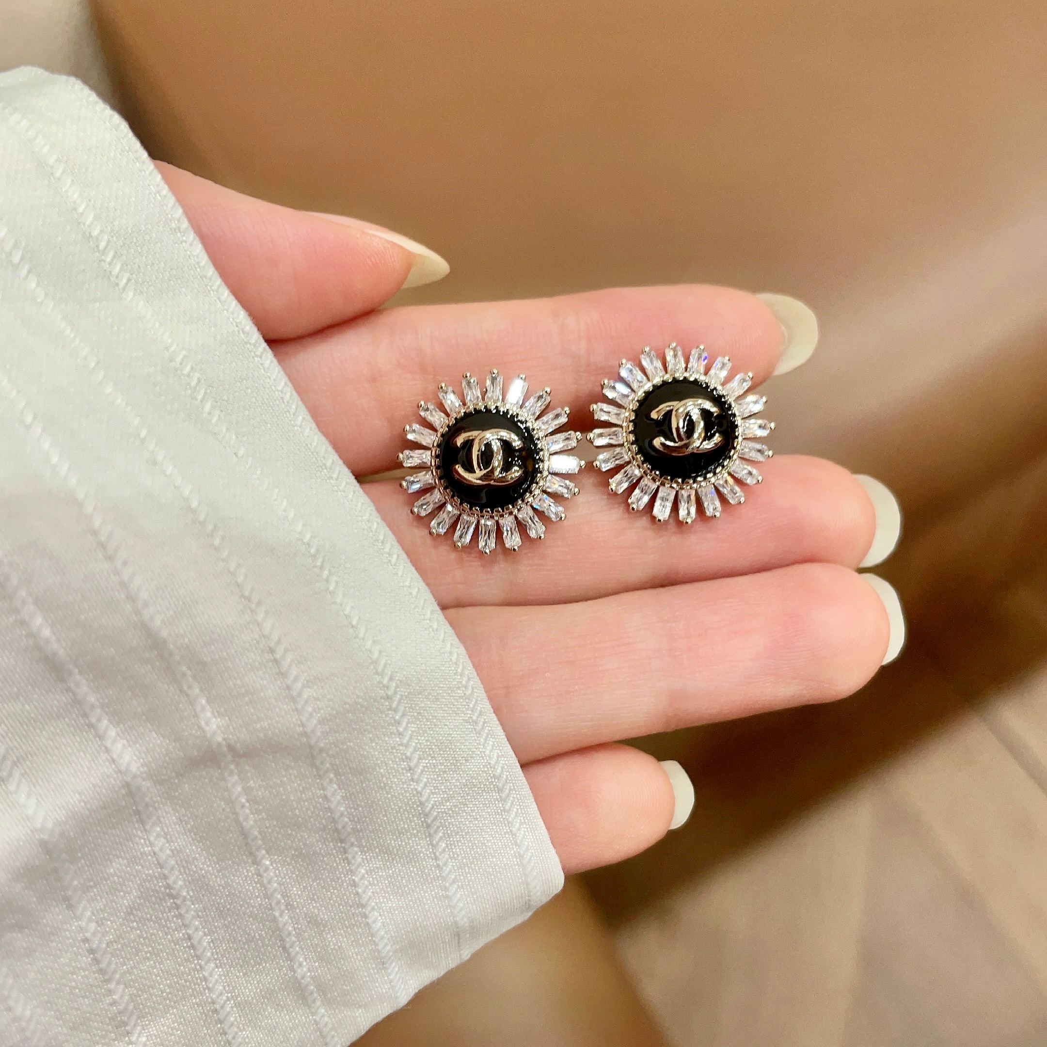 CHANEL 26S DOUBLE C LOGO BLACK ENAMEL & CRYSTAL SUNBURST STUD EARRINGS IN GOLD METAL 629989