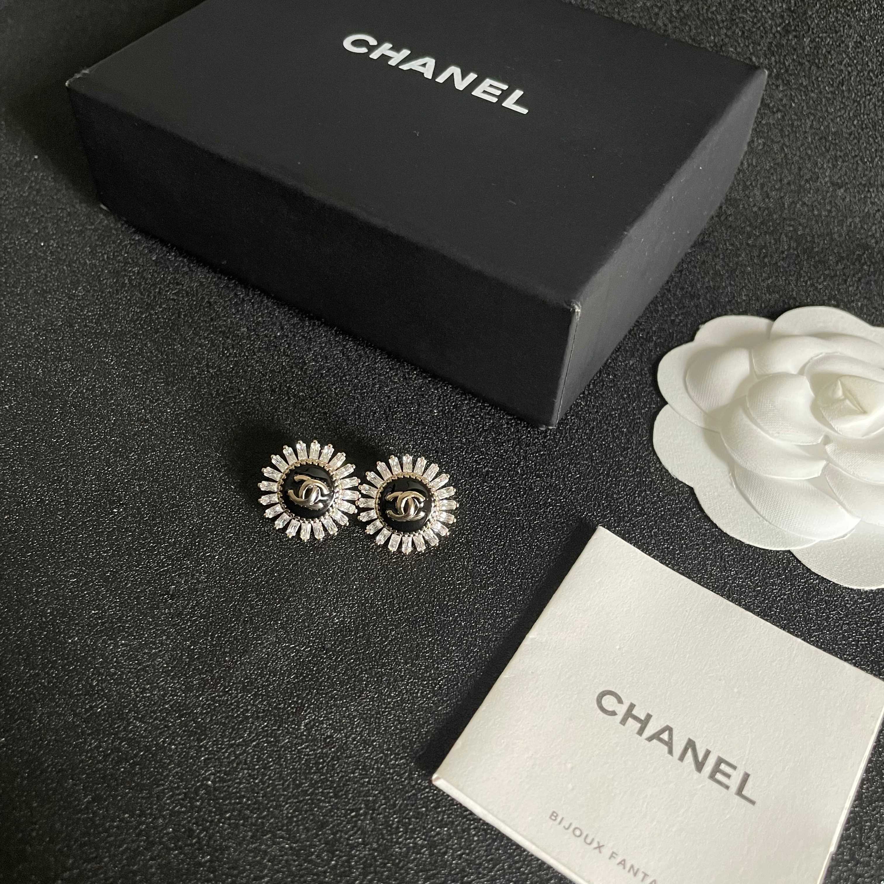 CHANEL 26S DOUBLE C LOGO BLACK ENAMEL & CRYSTAL SUNBURST STUD EARRINGS IN GOLD METAL 629989