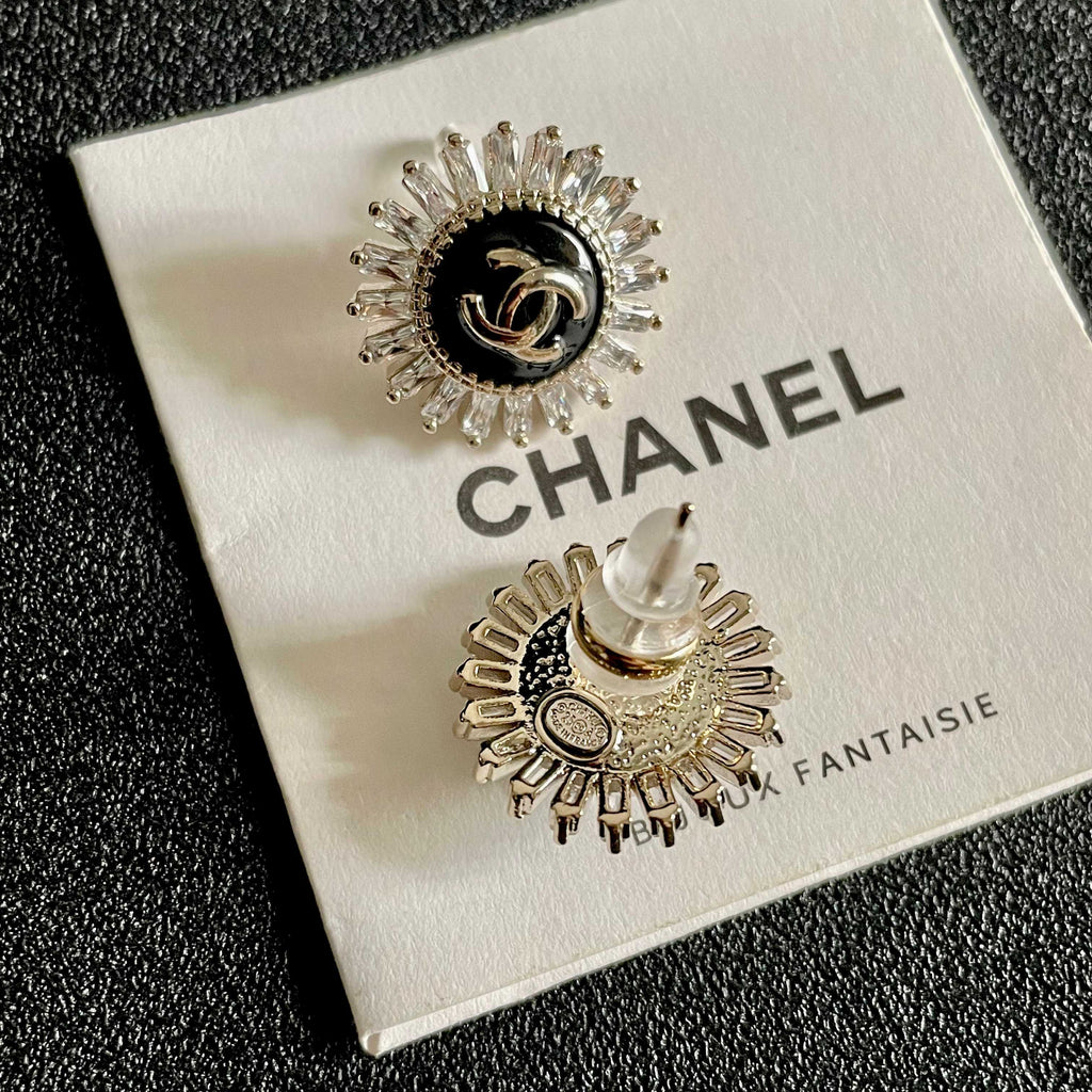 CHANEL 26S DOUBLE C LOGO BLACK ENAMEL & CRYSTAL SUNBURST STUD EARRINGS IN GOLD METAL 629989