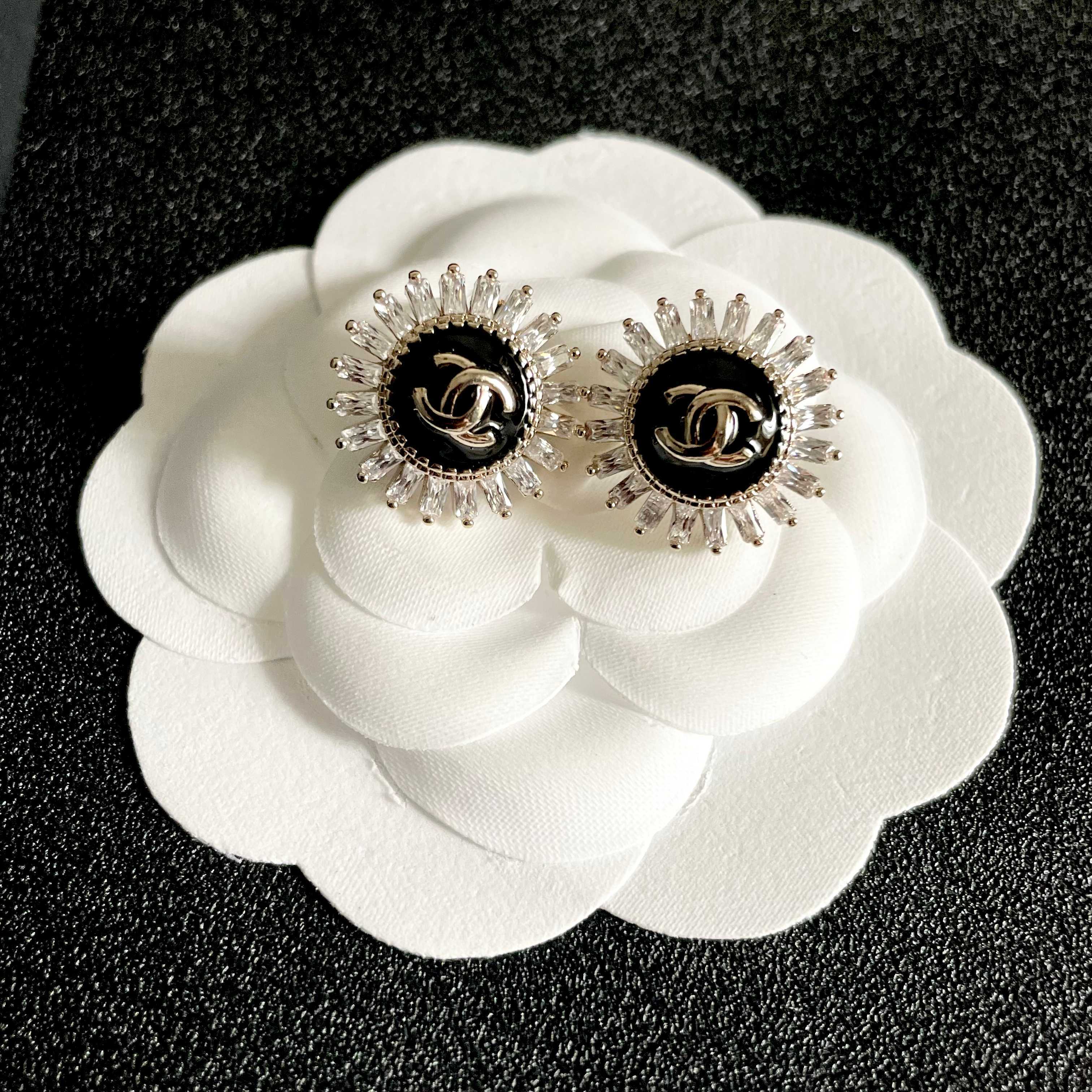 CHANEL 26S DOUBLE C LOGO BLACK ENAMEL & CRYSTAL SUNBURST STUD EARRINGS IN GOLD METAL 629989