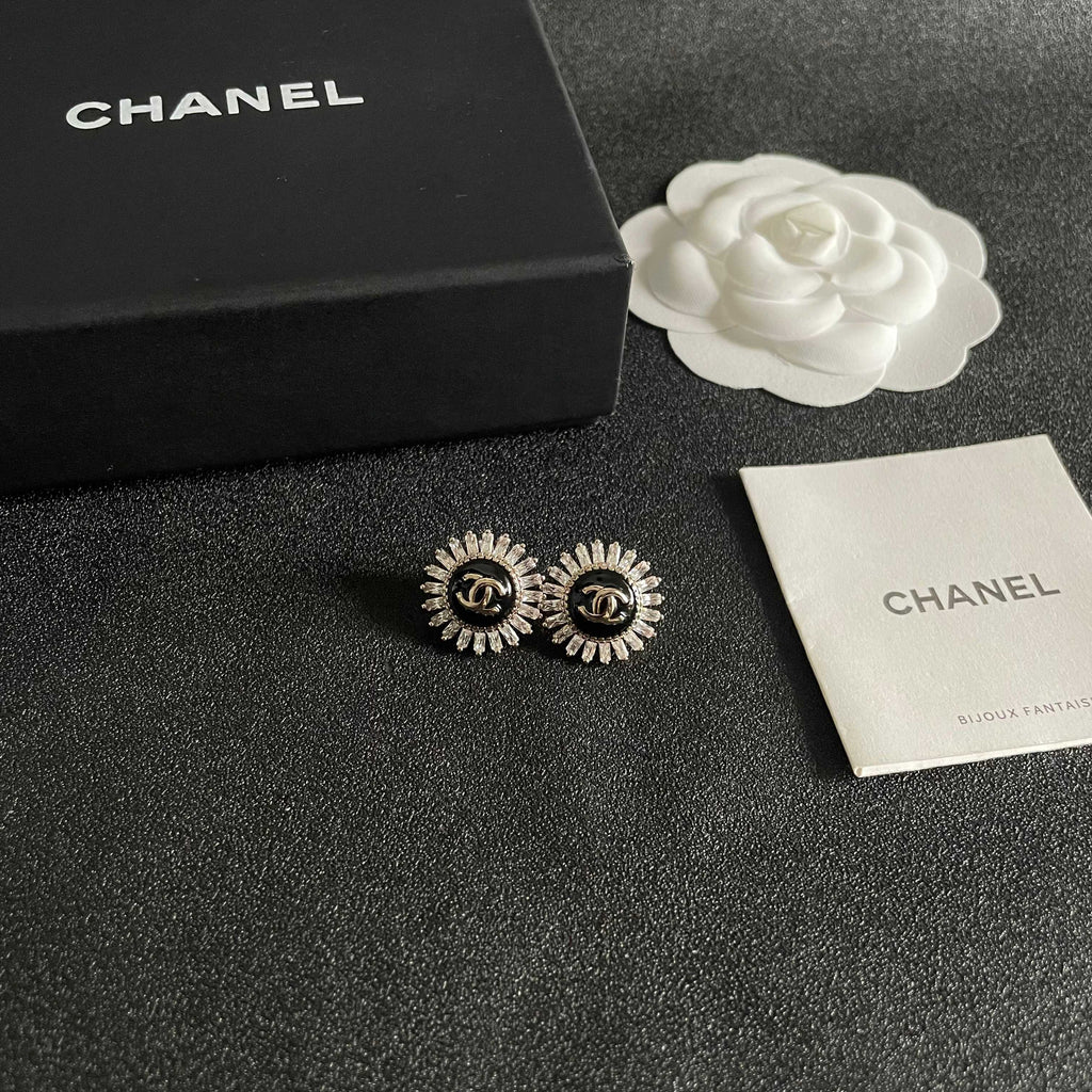 CHANEL 26S DOUBLE C LOGO BLACK ENAMEL & CRYSTAL SUNBURST STUD EARRINGS IN GOLD METAL 629989