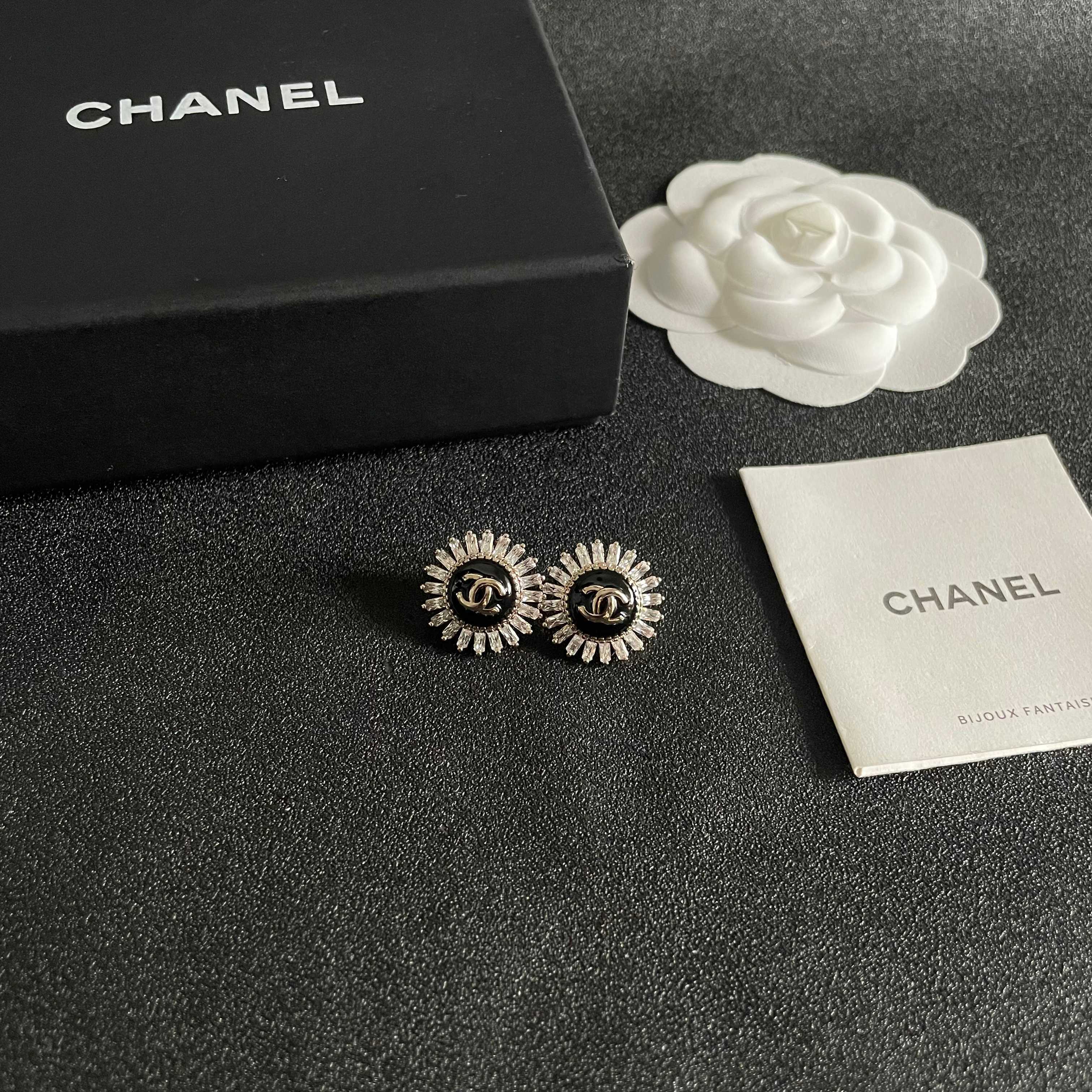 CHANEL 26S DOUBLE C LOGO BLACK ENAMEL & CRYSTAL SUNBURST STUD EARRINGS IN GOLD METAL 629989