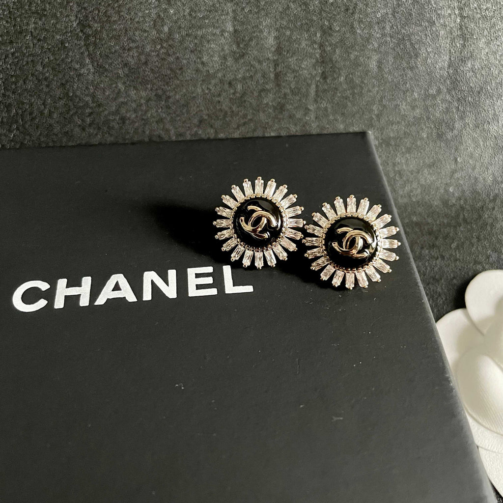 CHANEL 26S DOUBLE C LOGO BLACK ENAMEL & CRYSTAL SUNBURST STUD EARRINGS IN GOLD METAL 629989