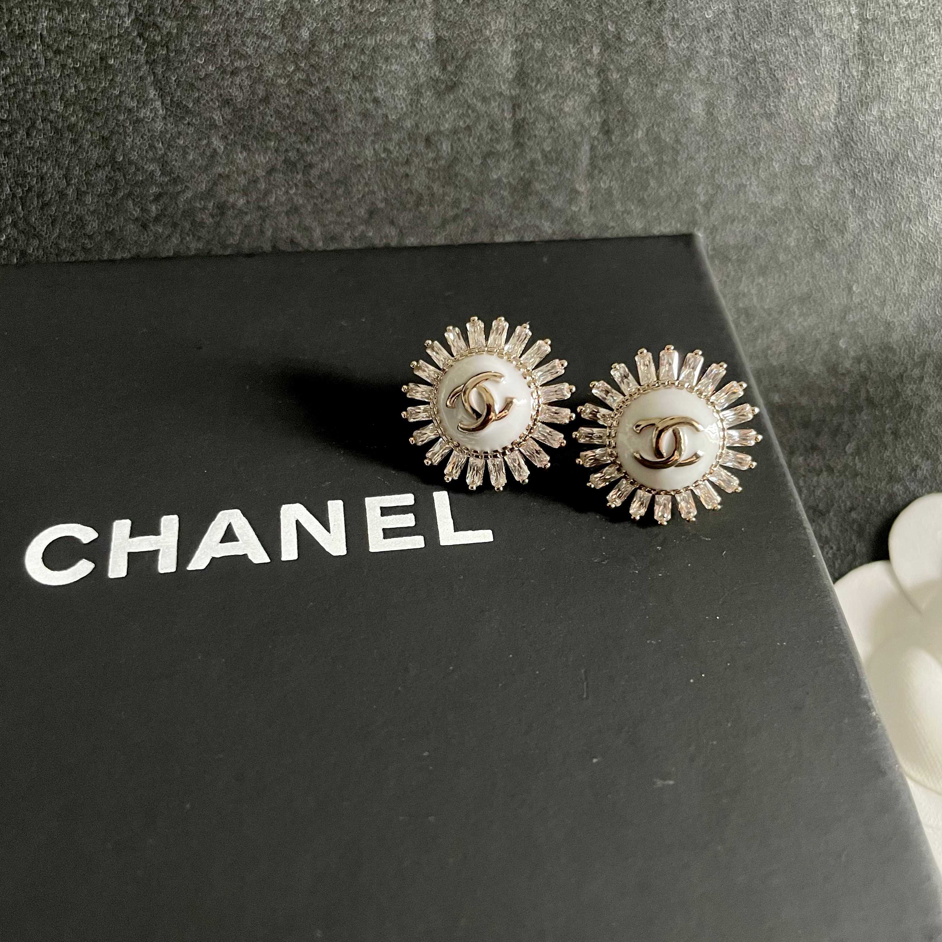 CHANEL 26S DOUBLE C LOGO CRYSTAL SUNBURST STUD EARRINGS IN GOLD METAL 629990