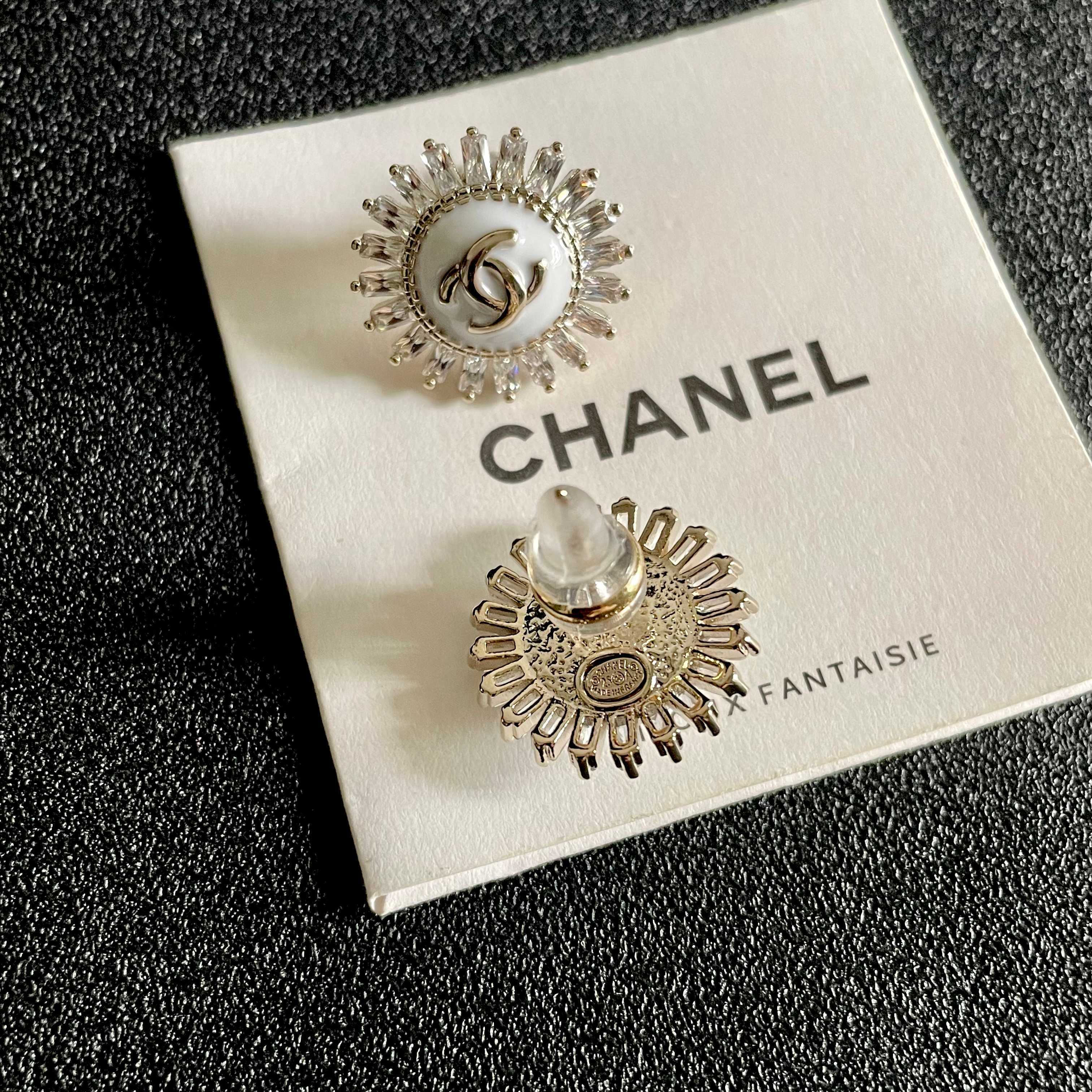 CHANEL 26S DOUBLE C LOGO CRYSTAL SUNBURST STUD EARRINGS IN GOLD METAL 629990