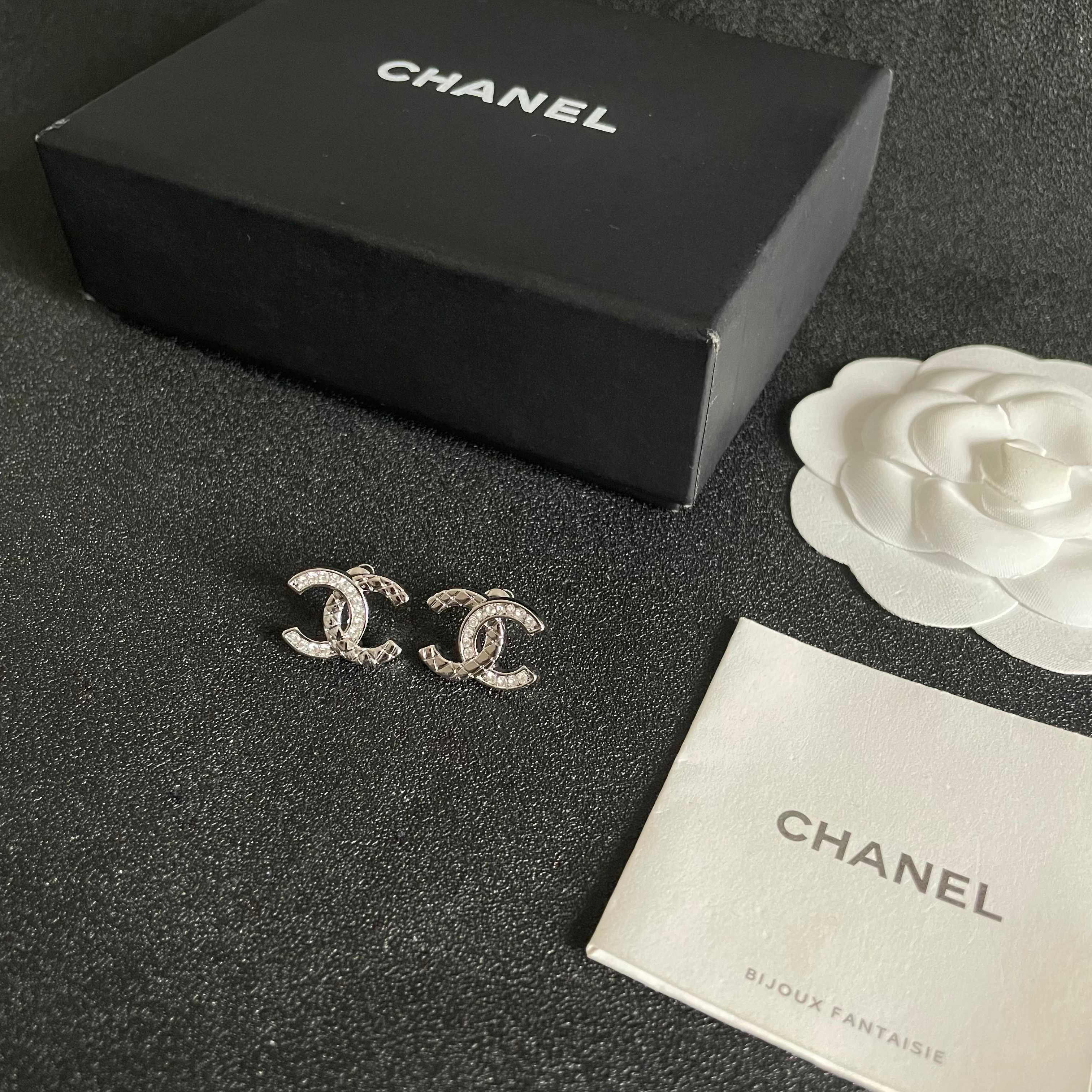CHANEL 26S DOUBLE C LOGO CRYSTAL STUD EARRINGS IN SILVER METAL 629993
