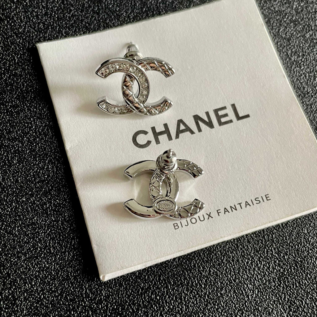 CHANEL 26S DOUBLE C LOGO CRYSTAL STUD EARRINGS IN SILVER METAL 629993