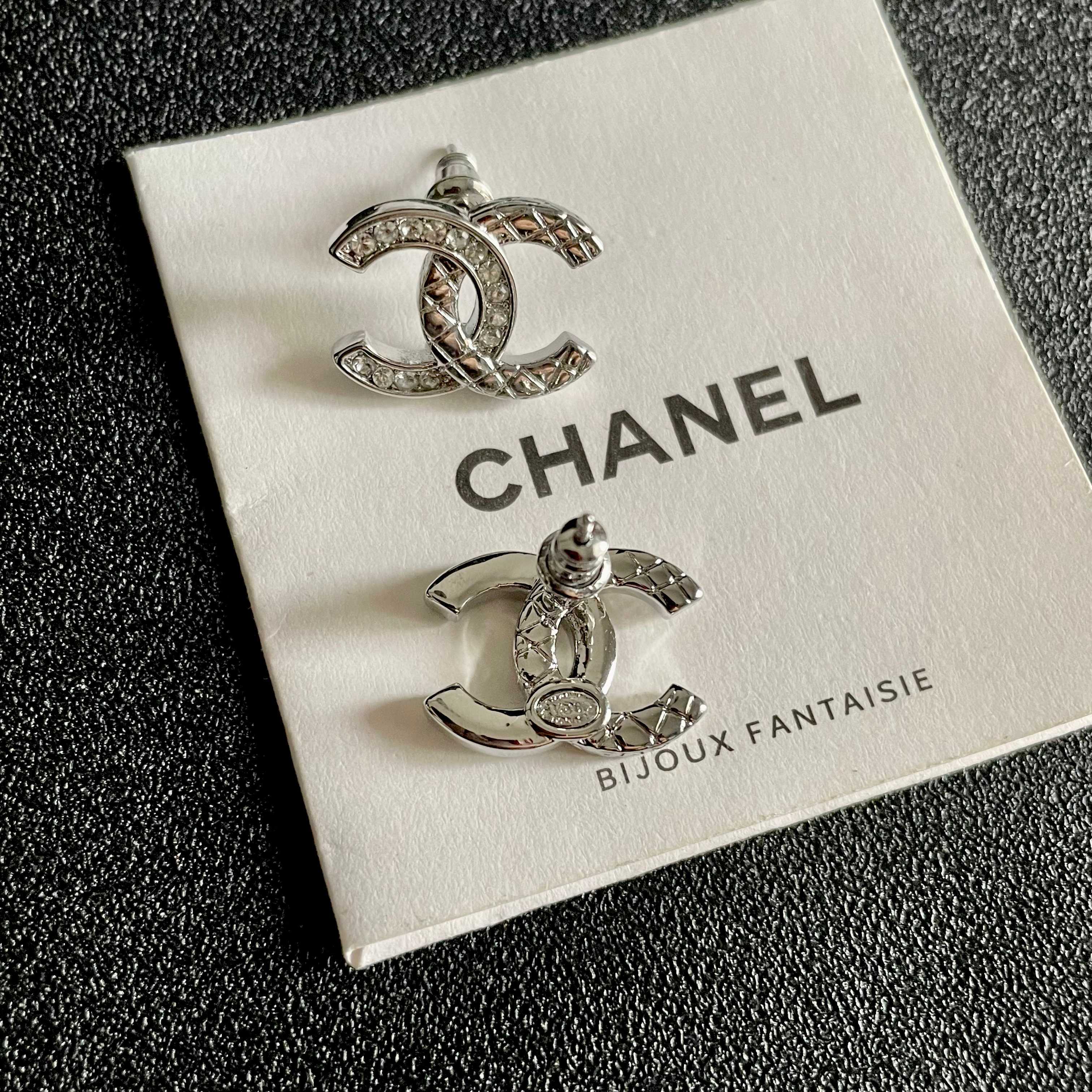 CHANEL 26S DOUBLE C LOGO CRYSTAL STUD EARRINGS IN SILVER METAL 629993