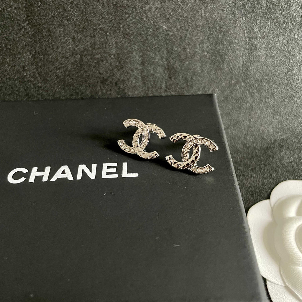 CHANEL 26S DOUBLE C LOGO CRYSTAL STUD EARRINGS IN SILVER METAL 629993