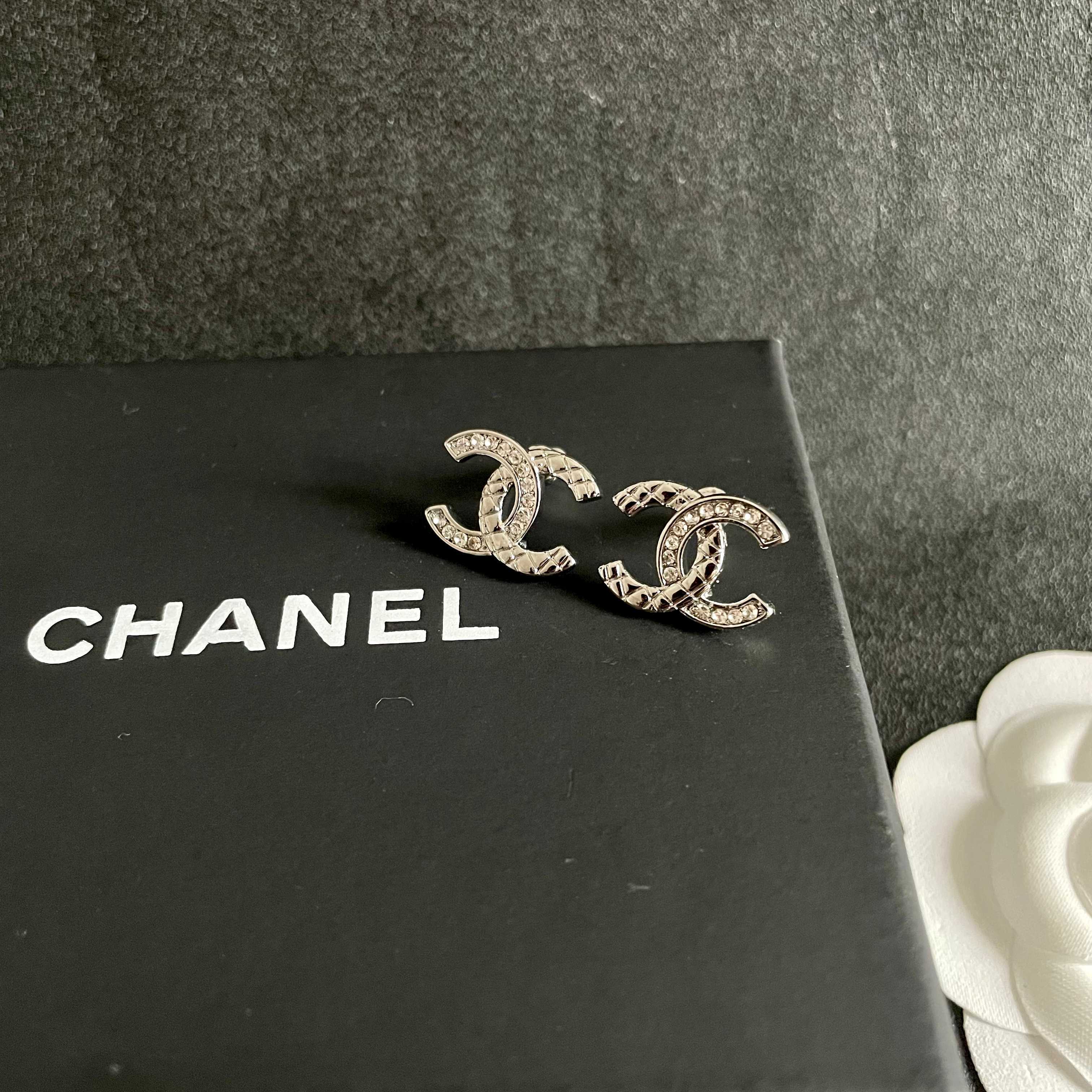 CHANEL 26S DOUBLE C LOGO CRYSTAL STUD EARRINGS IN SILVER METAL 629993