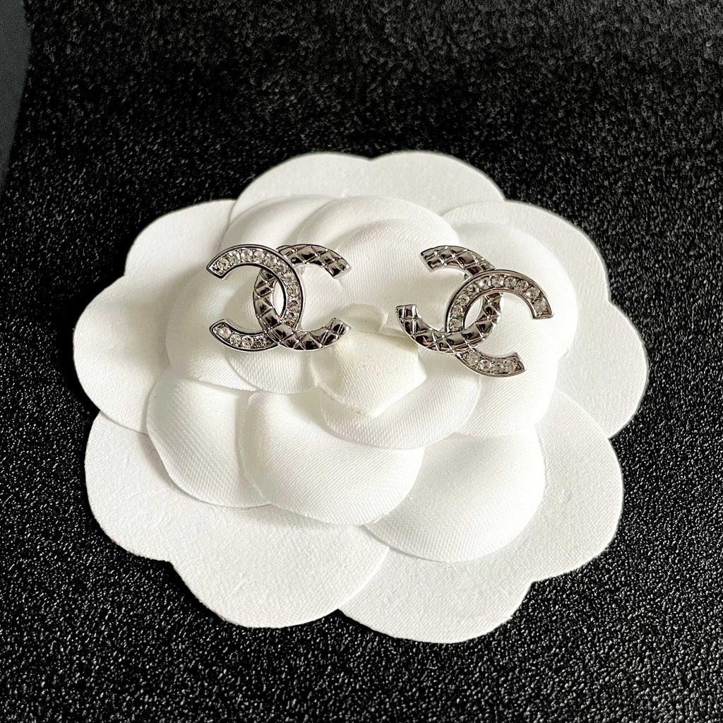 CHANEL 26S DOUBLE C LOGO CRYSTAL STUD EARRINGS IN SILVER METAL 629993