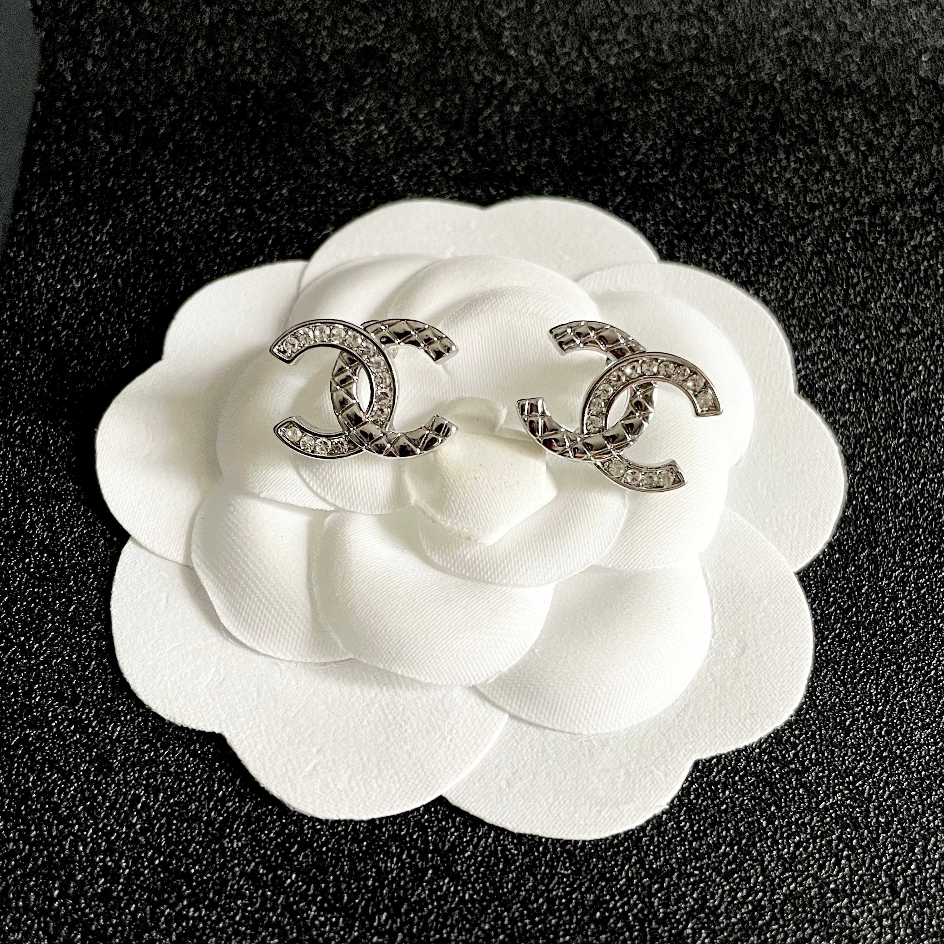 CHANEL 26S DOUBLE C LOGO CRYSTAL STUD EARRINGS IN SILVER METAL 629993