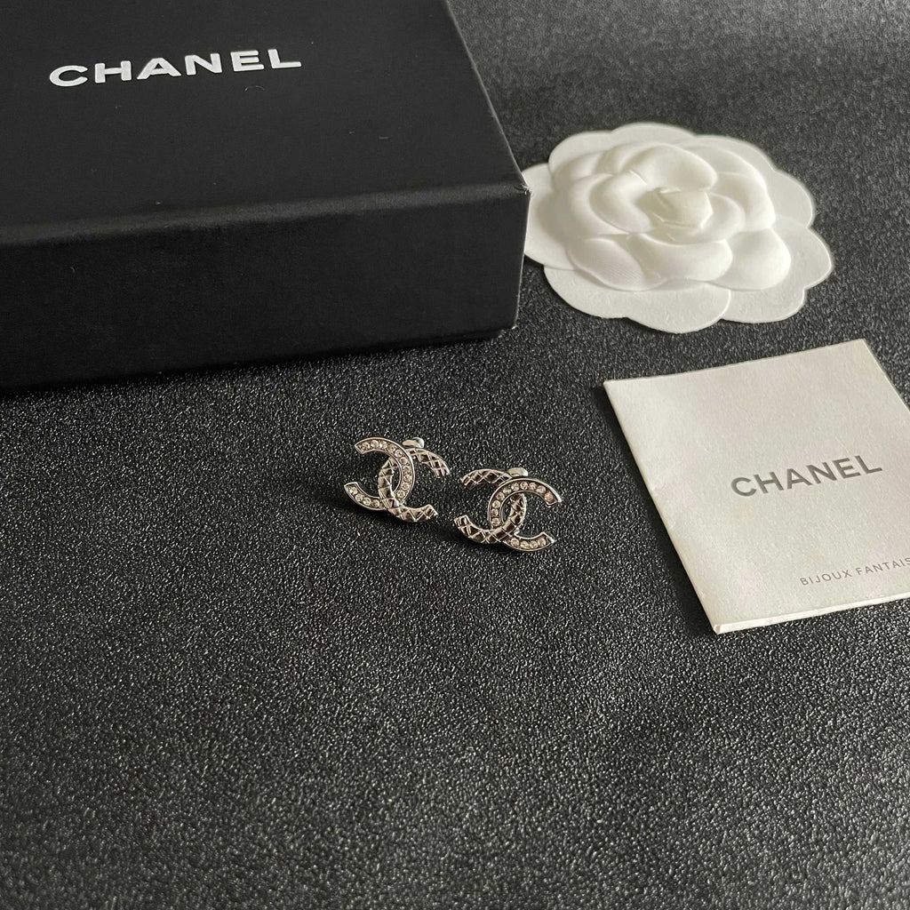 CHANEL 26S DOUBLE C LOGO CRYSTAL STUD EARRINGS IN SILVER METAL 629993