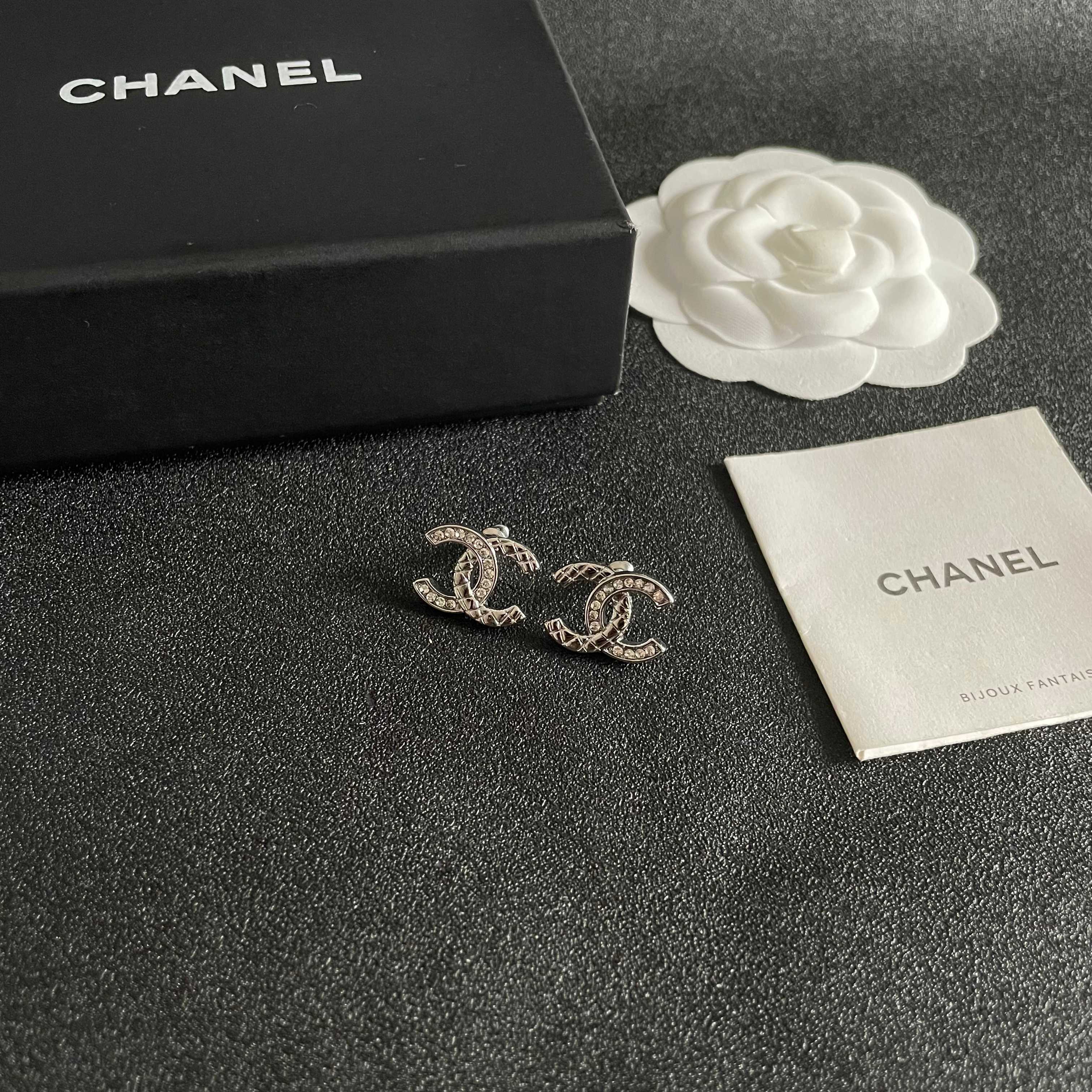 CHANEL 26S DOUBLE C LOGO CRYSTAL STUD EARRINGS IN SILVER METAL 629993