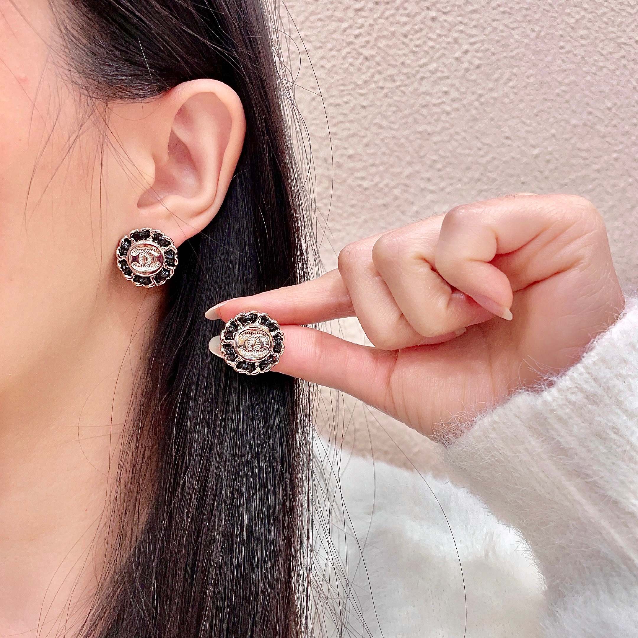 CHANEL 26S DOUBLE C LOGO BLACK ENAMEL FLORAL STUD EARRINGS IN GOLD METAL 629992