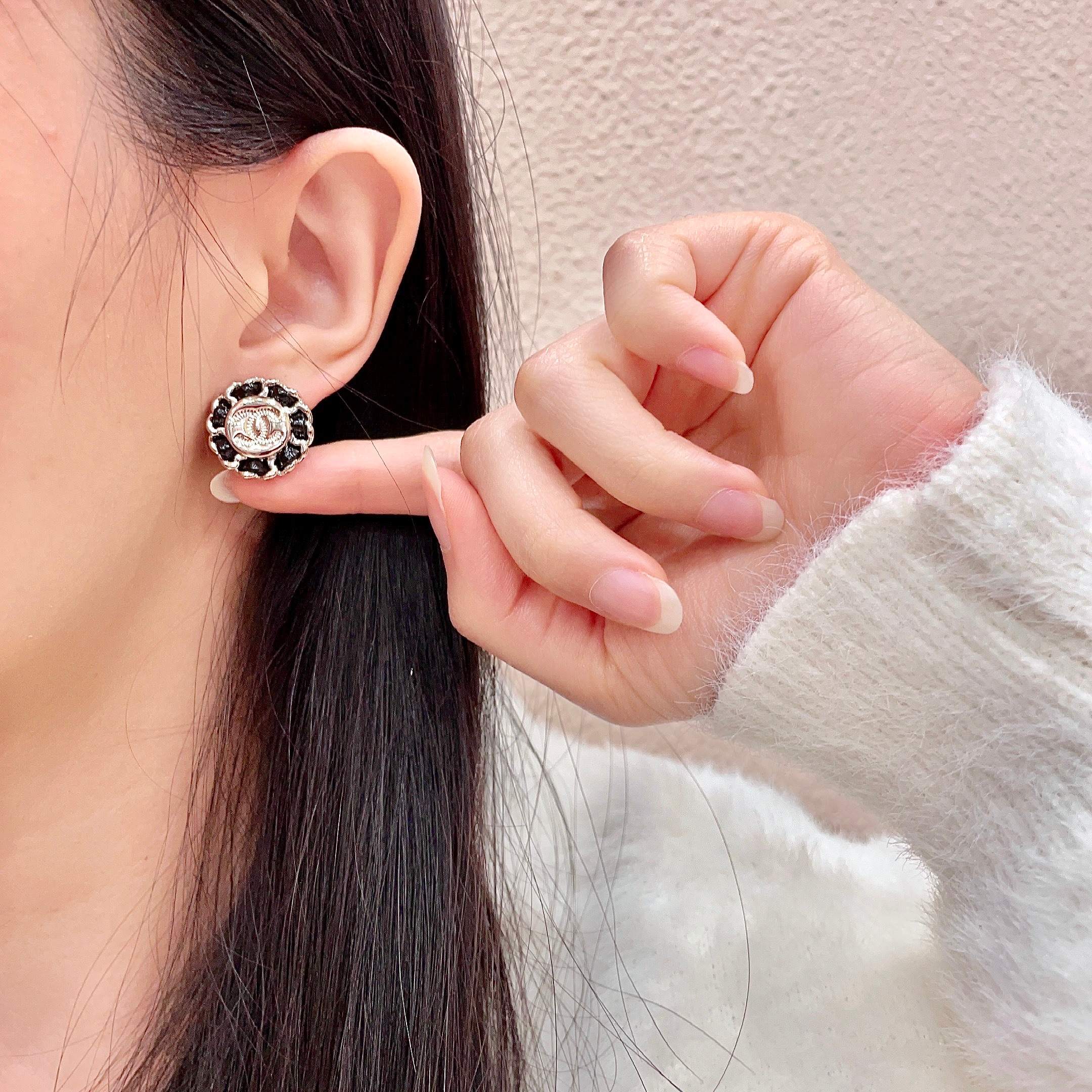 CHANEL 26S DOUBLE C LOGO BLACK ENAMEL FLORAL STUD EARRINGS IN GOLD METAL 629992