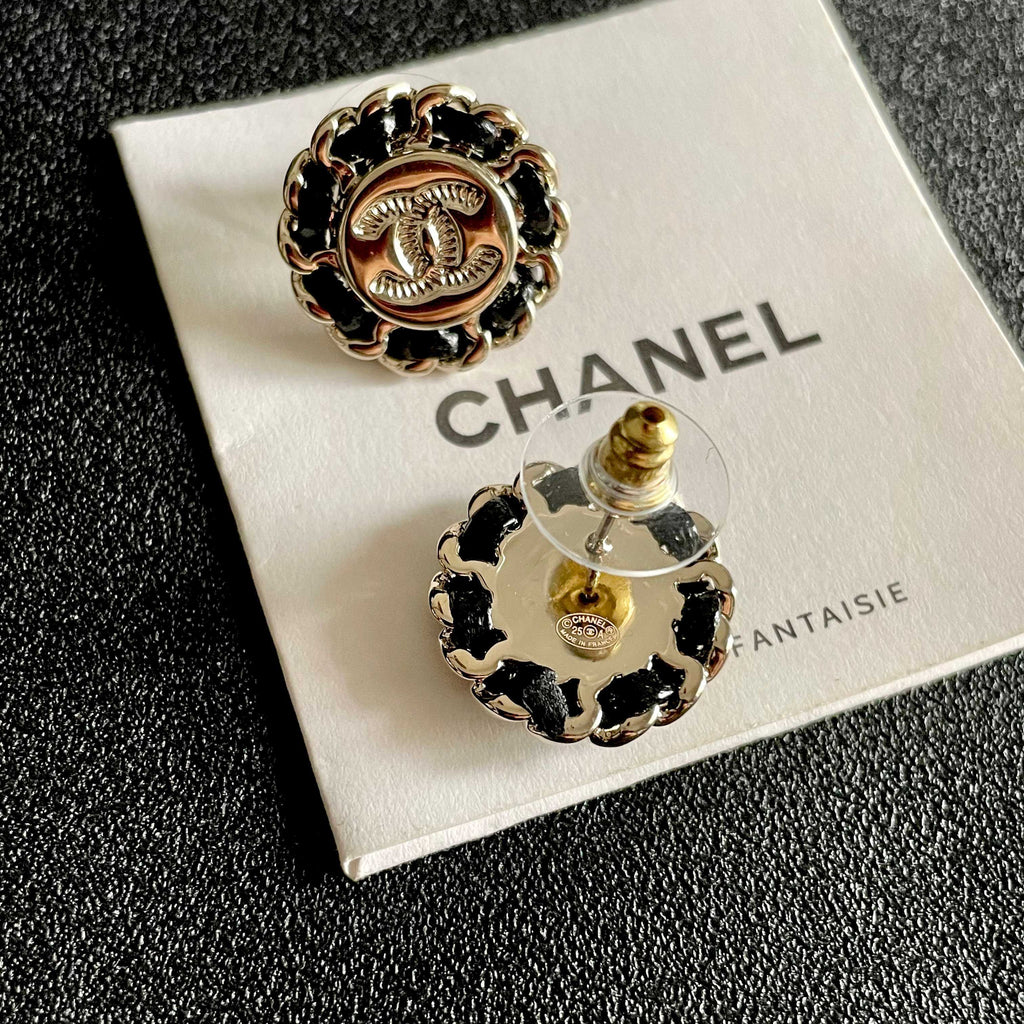 CHANEL 26S DOUBLE C LOGO BLACK ENAMEL FLORAL STUD EARRINGS IN GOLD METAL 629992