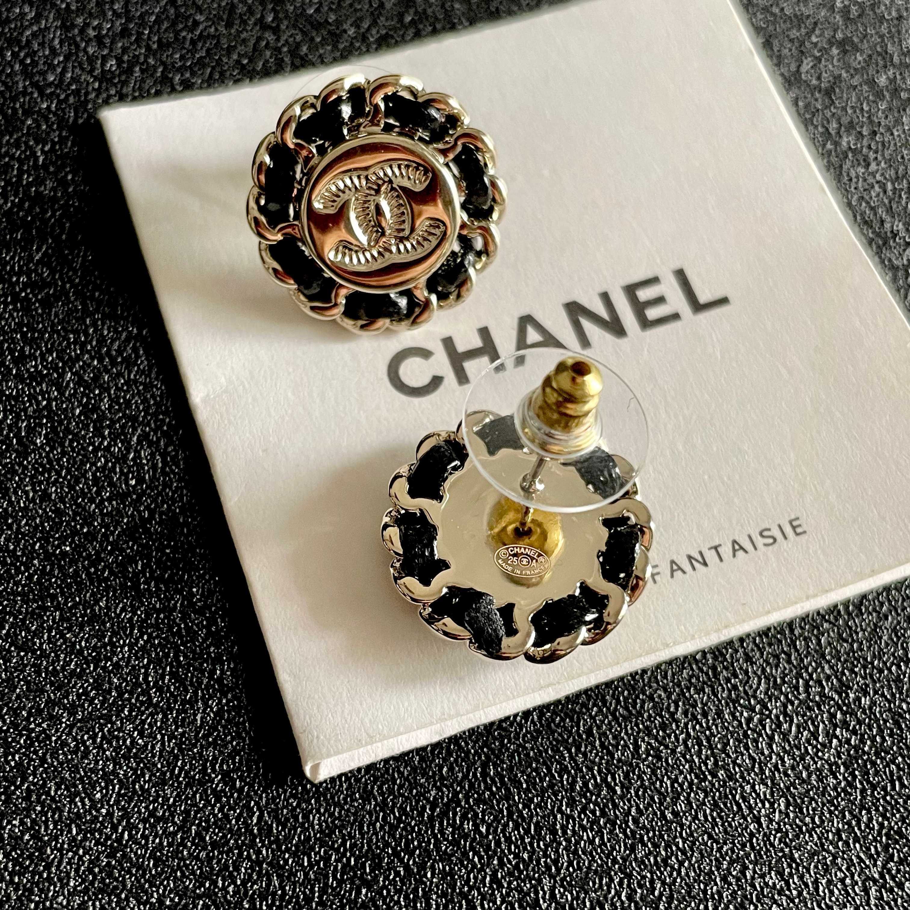 CHANEL 26S DOUBLE C LOGO BLACK ENAMEL FLORAL STUD EARRINGS IN GOLD METAL 629992