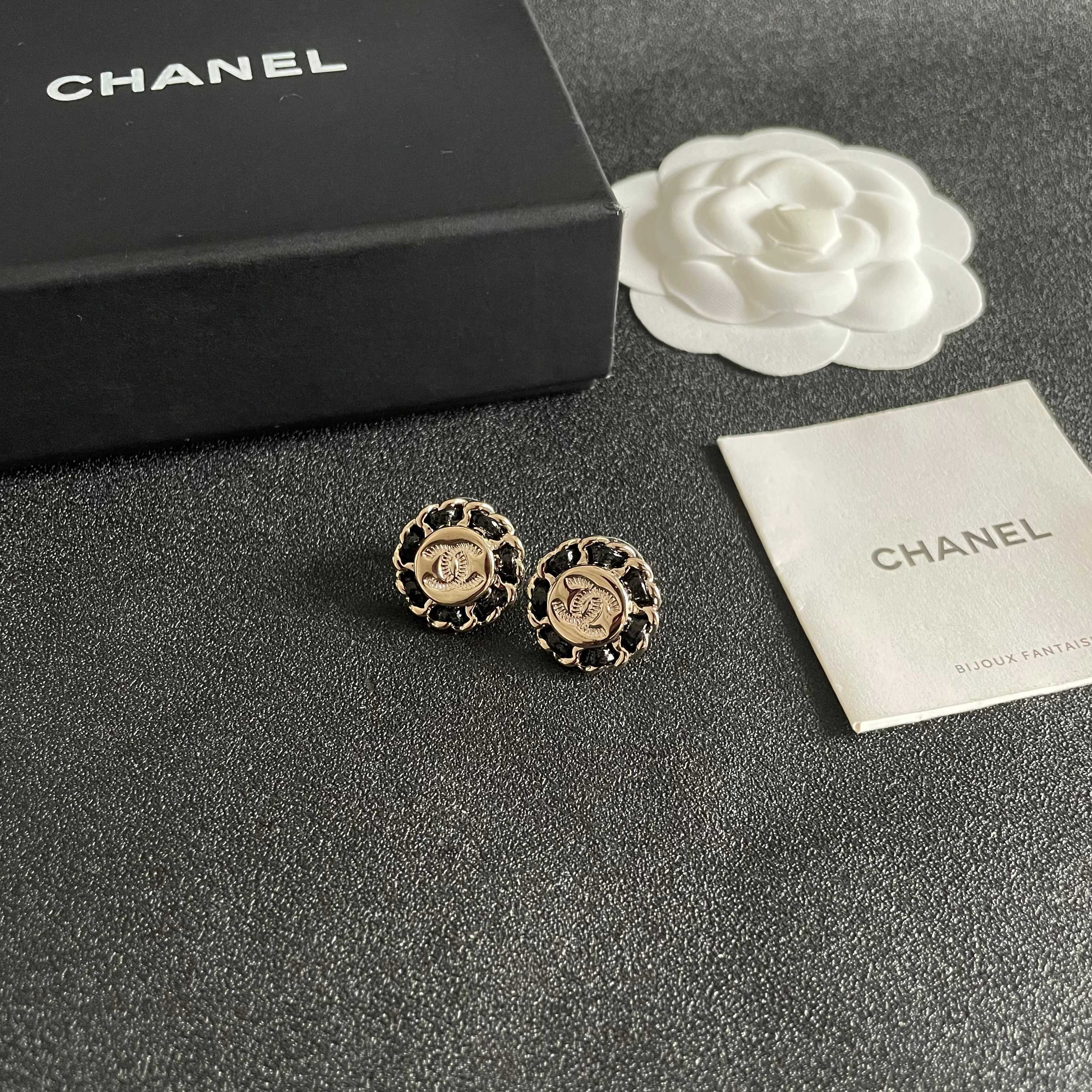 CHANEL 26S DOUBLE C LOGO BLACK ENAMEL FLORAL STUD EARRINGS IN GOLD METAL 629992