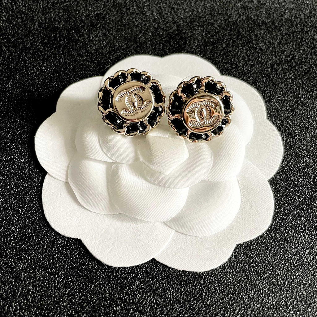 CHANEL 26S DOUBLE C LOGO BLACK ENAMEL FLORAL STUD EARRINGS IN GOLD METAL 629992