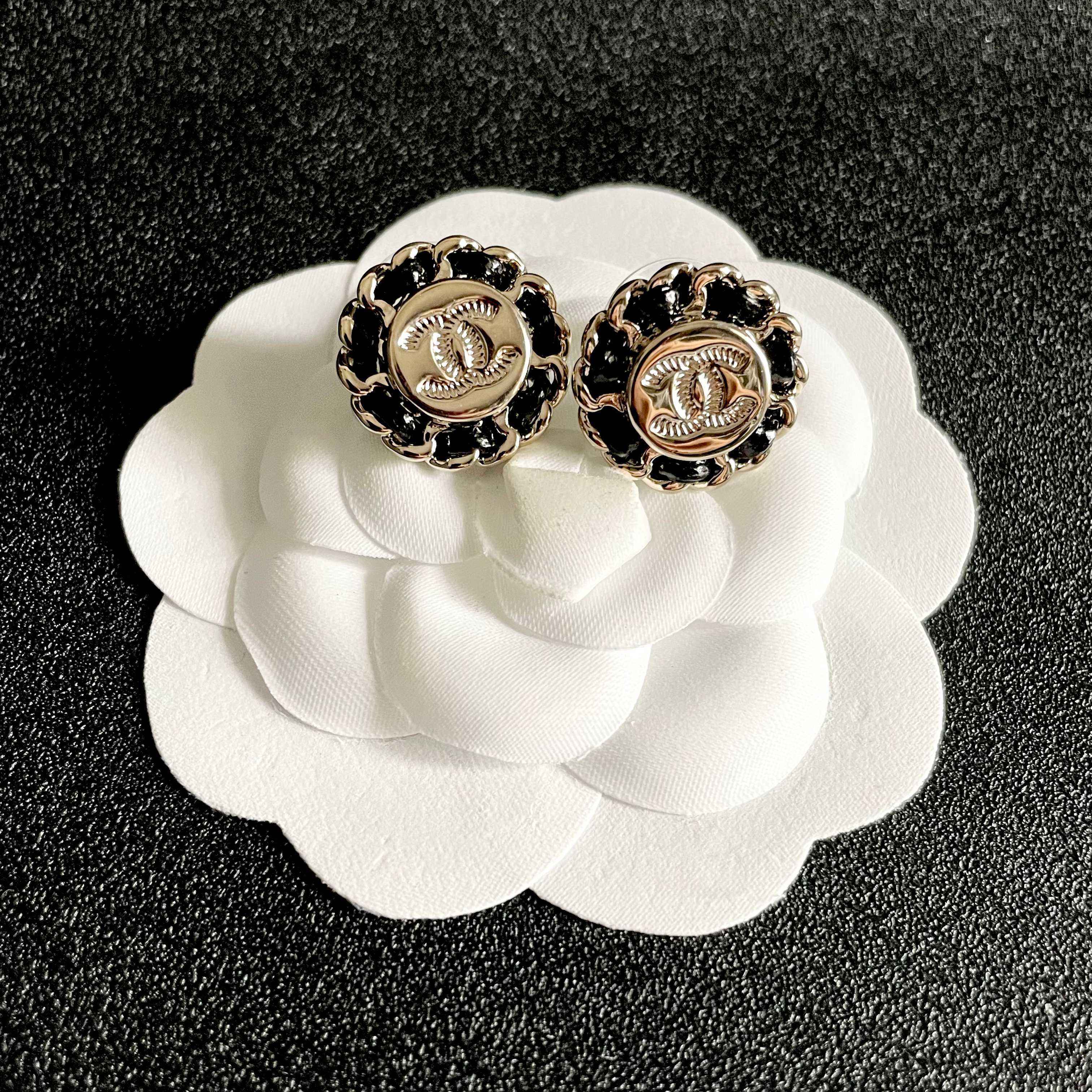 CHANEL 26S DOUBLE C LOGO BLACK ENAMEL FLORAL STUD EARRINGS IN GOLD METAL 629992