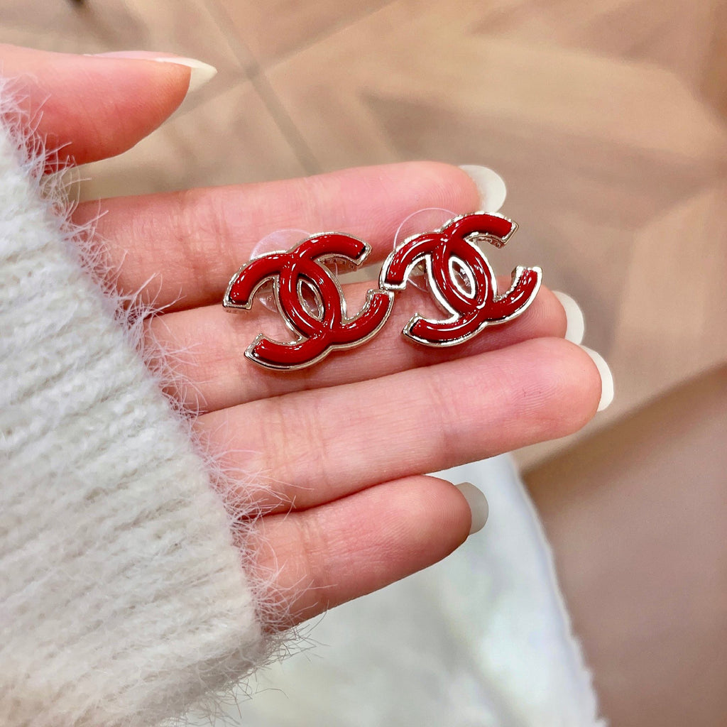 CHANEL 26S DOUBLE C LOGO RED ENAMEL STUD EARRINGS IN GOLD METAL 629991