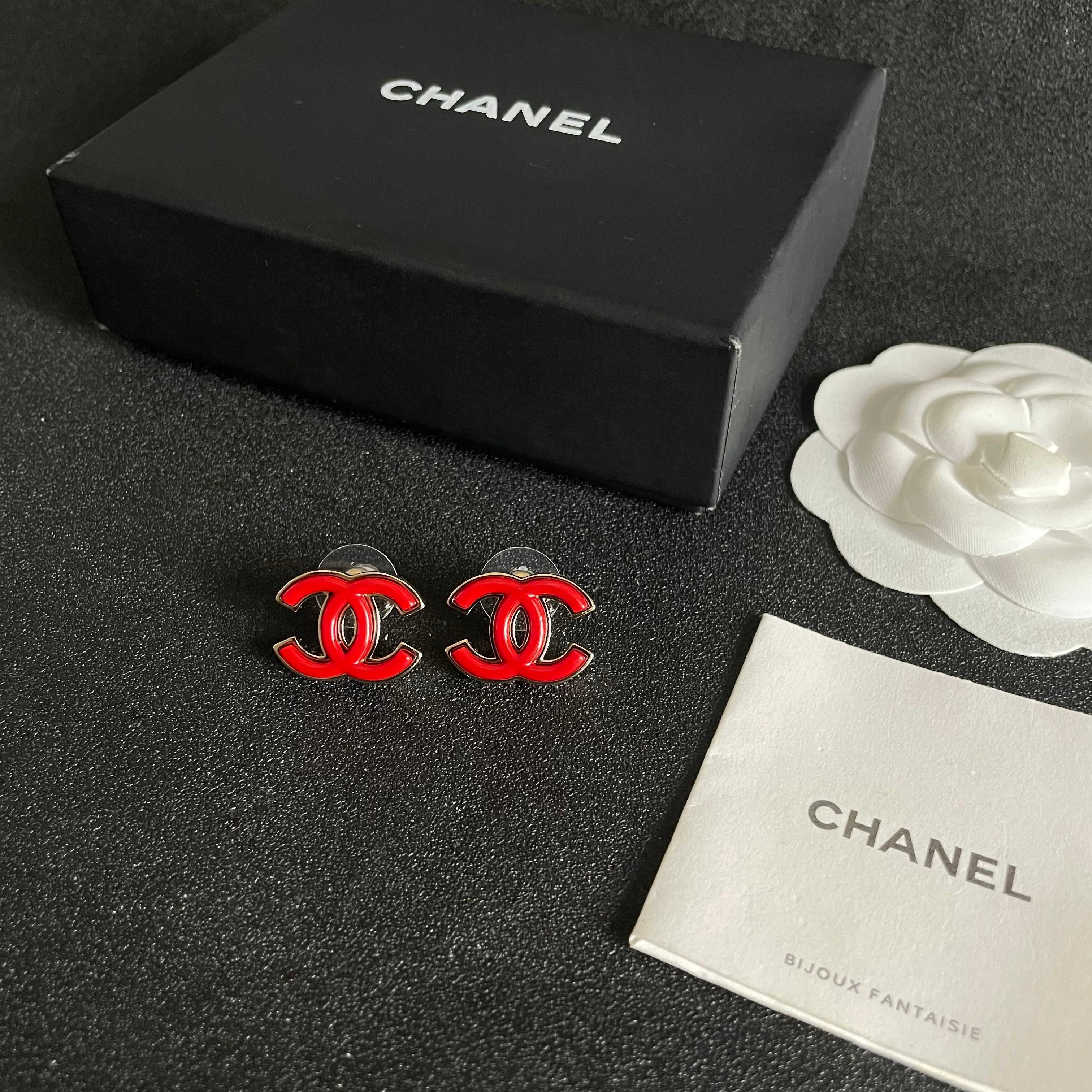 CHANEL 26S DOUBLE C LOGO RED ENAMEL STUD EARRINGS IN GOLD METAL 629991