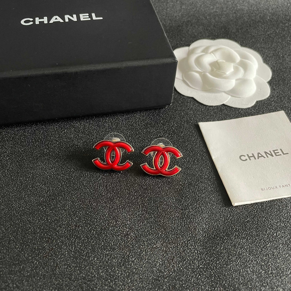CHANEL 26S DOUBLE C LOGO RED ENAMEL STUD EARRINGS IN GOLD METAL 629991