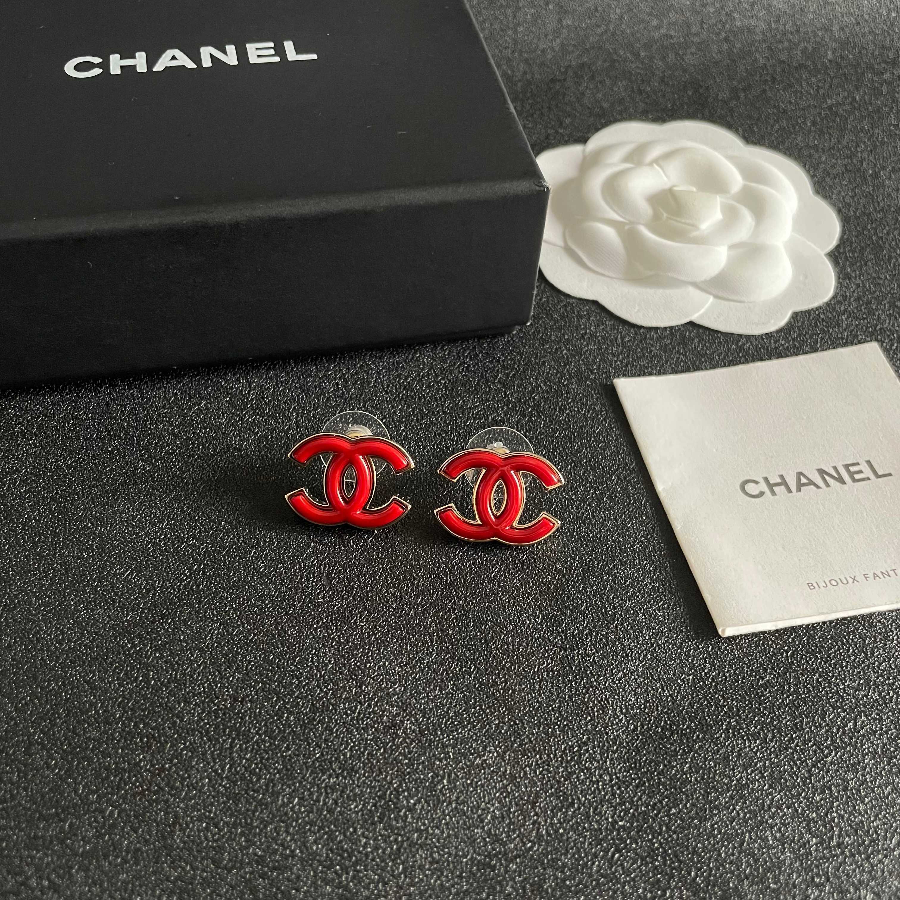 CHANEL 26S DOUBLE C LOGO RED ENAMEL STUD EARRINGS IN GOLD METAL 629991