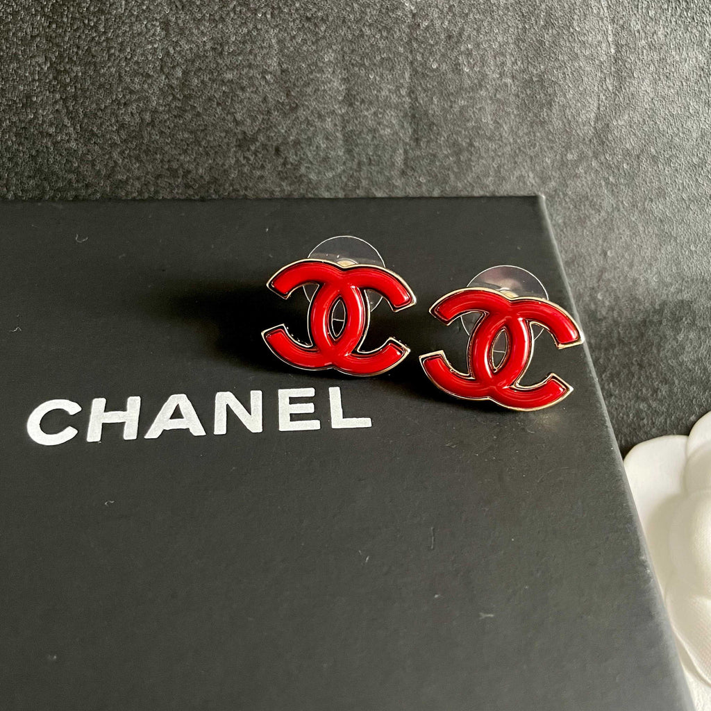 CHANEL 26S DOUBLE C LOGO RED ENAMEL STUD EARRINGS IN GOLD METAL 629991