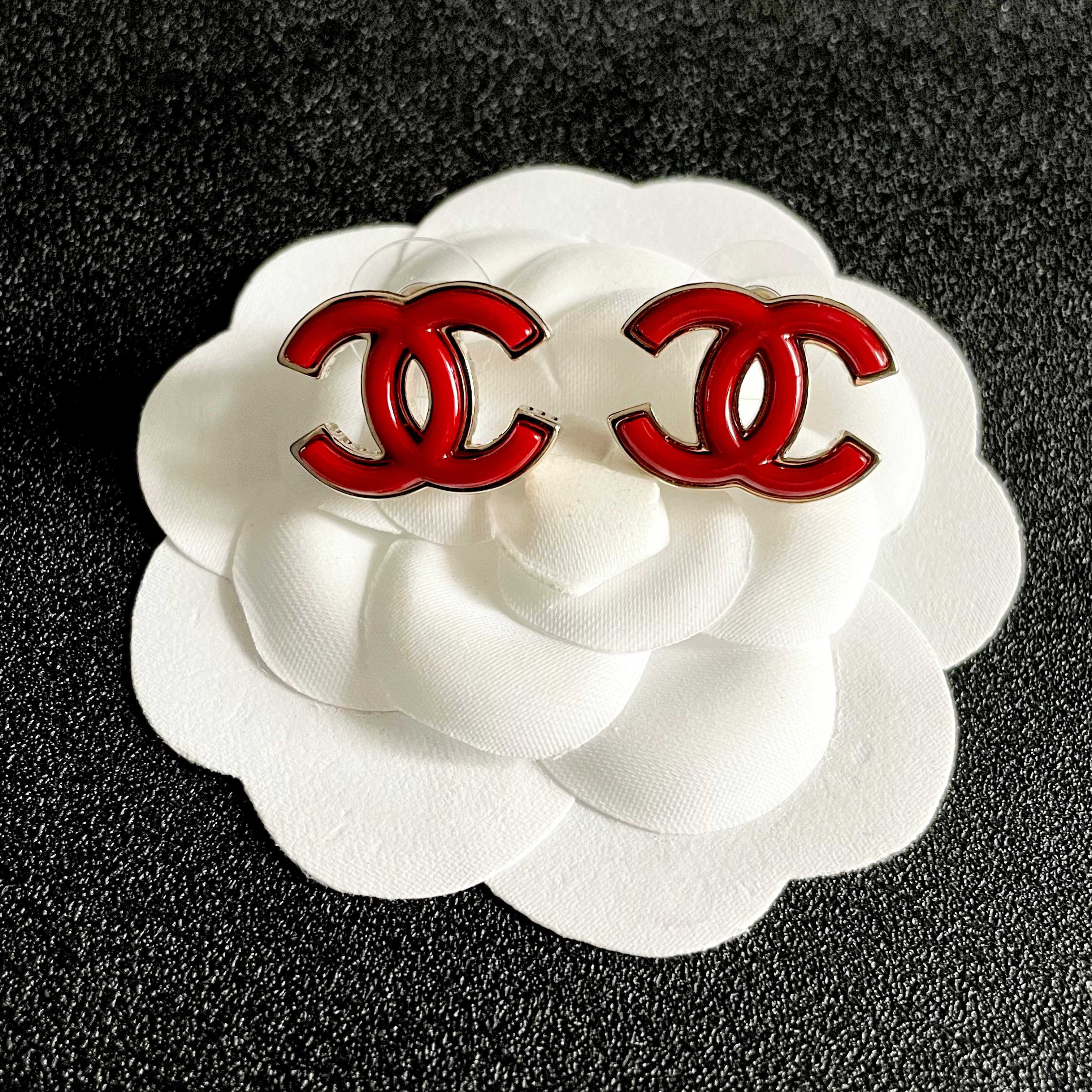 CHANEL 26S DOUBLE C LOGO RED ENAMEL STUD EARRINGS IN GOLD METAL 629991