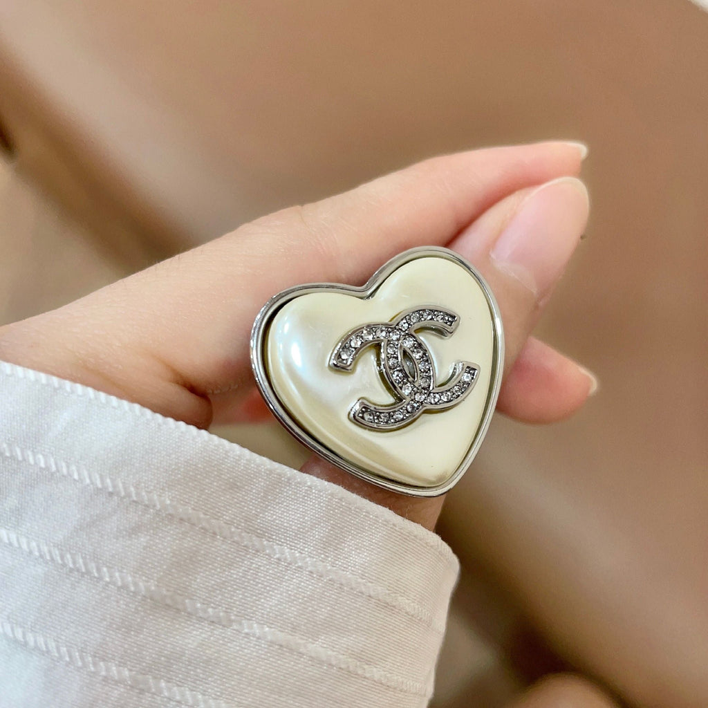 CHANEL 26S DOUBLE C LOGO CRYSTAL HEART BROOCH IN GOLD METAL 629994