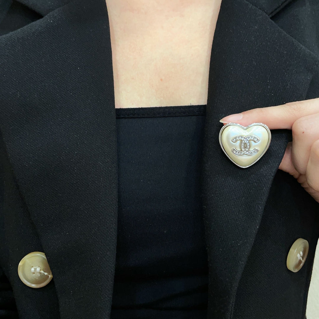 CHANEL 26S DOUBLE C LOGO CRYSTAL HEART BROOCH IN GOLD METAL 629994