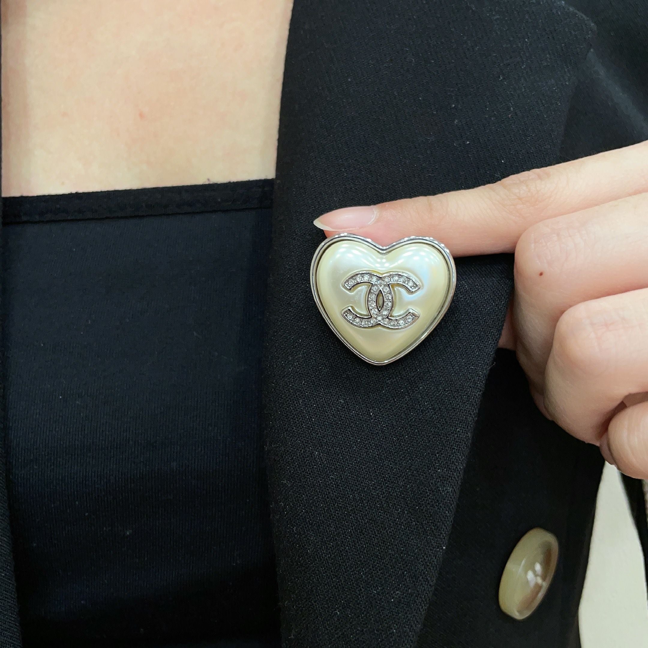 CHANEL 26S DOUBLE C LOGO CRYSTAL HEART BROOCH IN GOLD METAL 629994