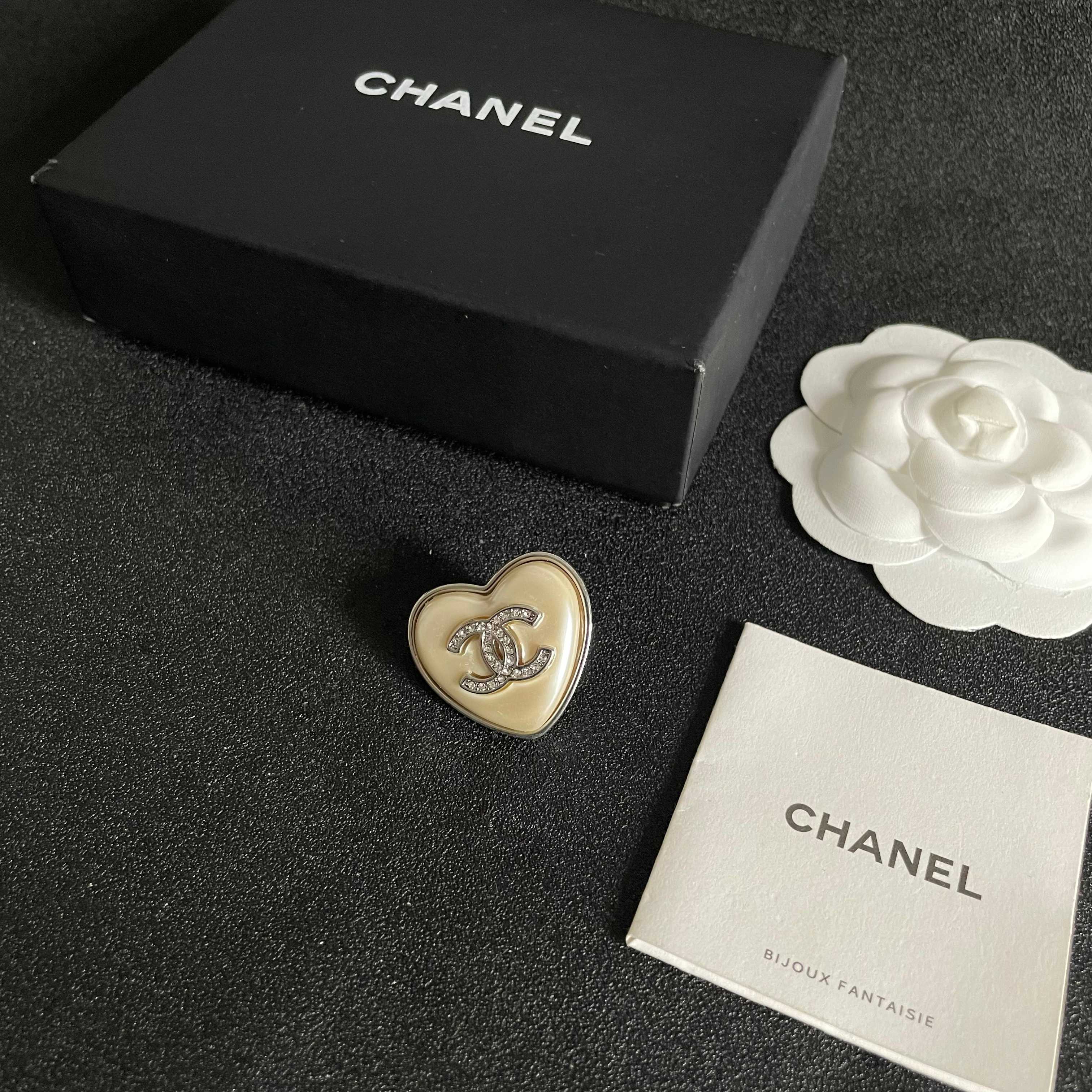 CHANEL 26S DOUBLE C LOGO CRYSTAL HEART BROOCH IN GOLD METAL 629994