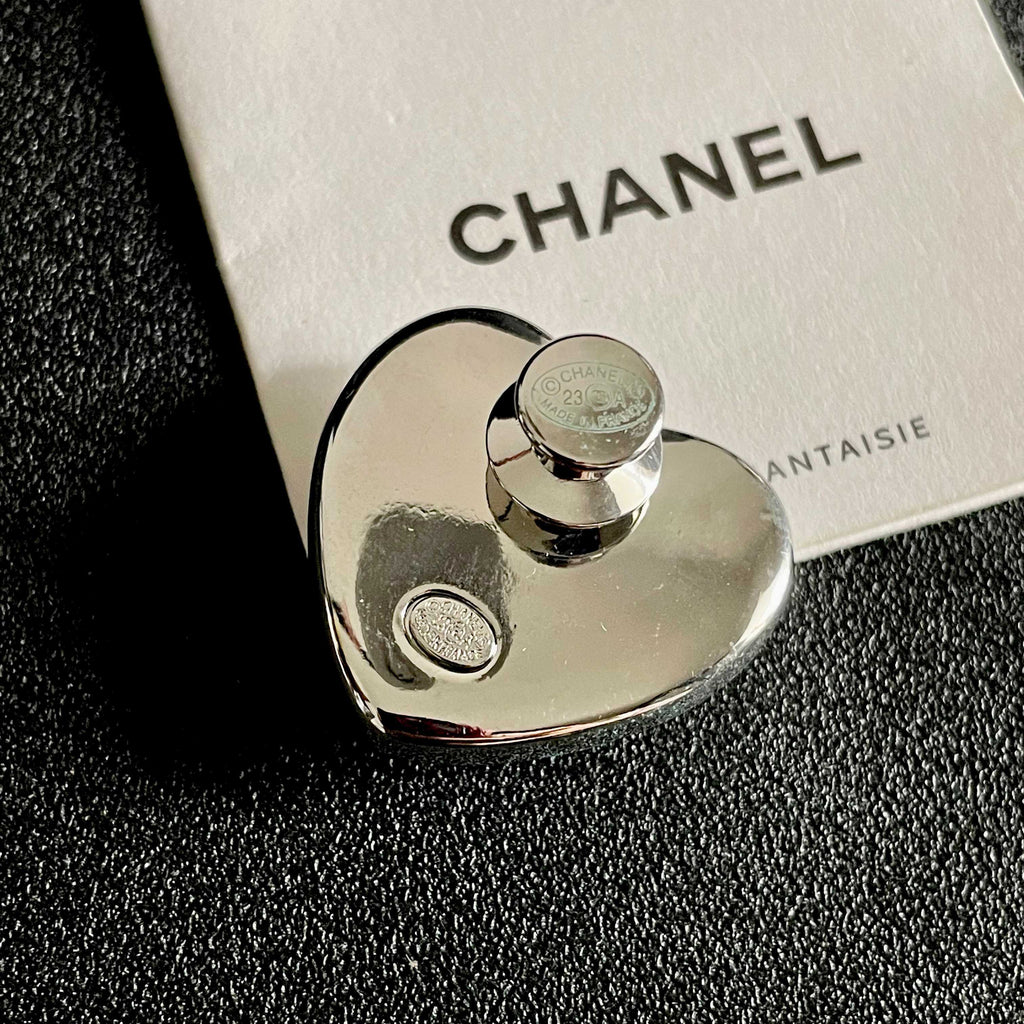 CHANEL 26S DOUBLE C LOGO CRYSTAL HEART BROOCH IN GOLD METAL 629994