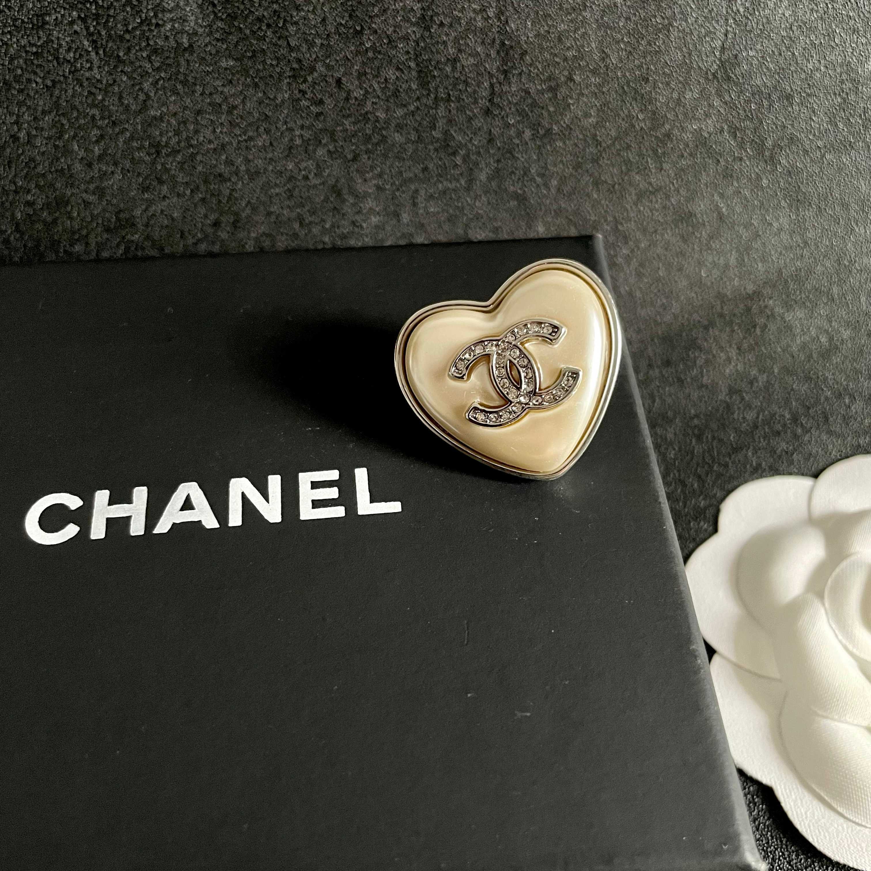 CHANEL 26S DOUBLE C LOGO CRYSTAL HEART BROOCH IN GOLD METAL 629994