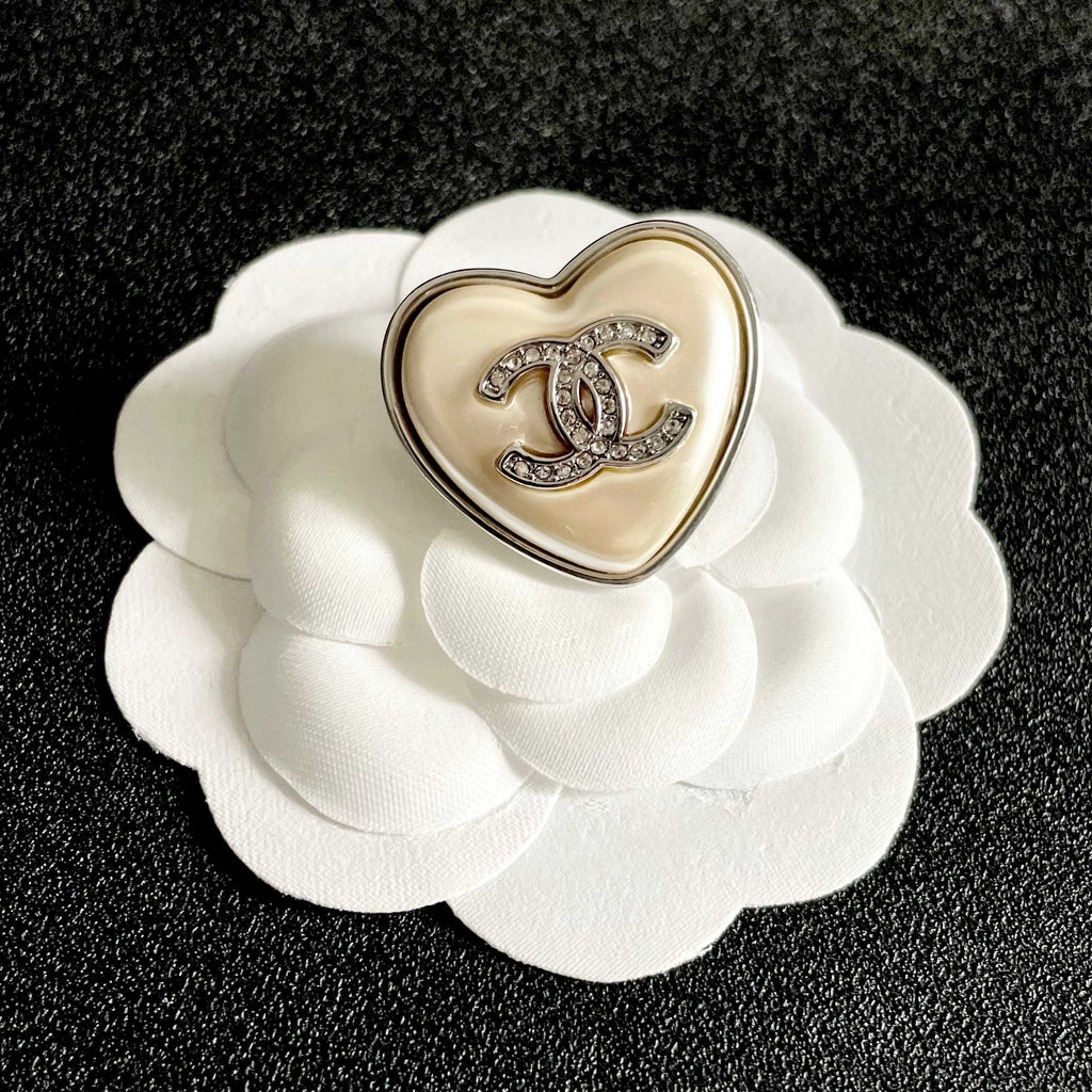 CHANEL 26S DOUBLE C LOGO CRYSTAL HEART BROOCH IN GOLD METAL 629994