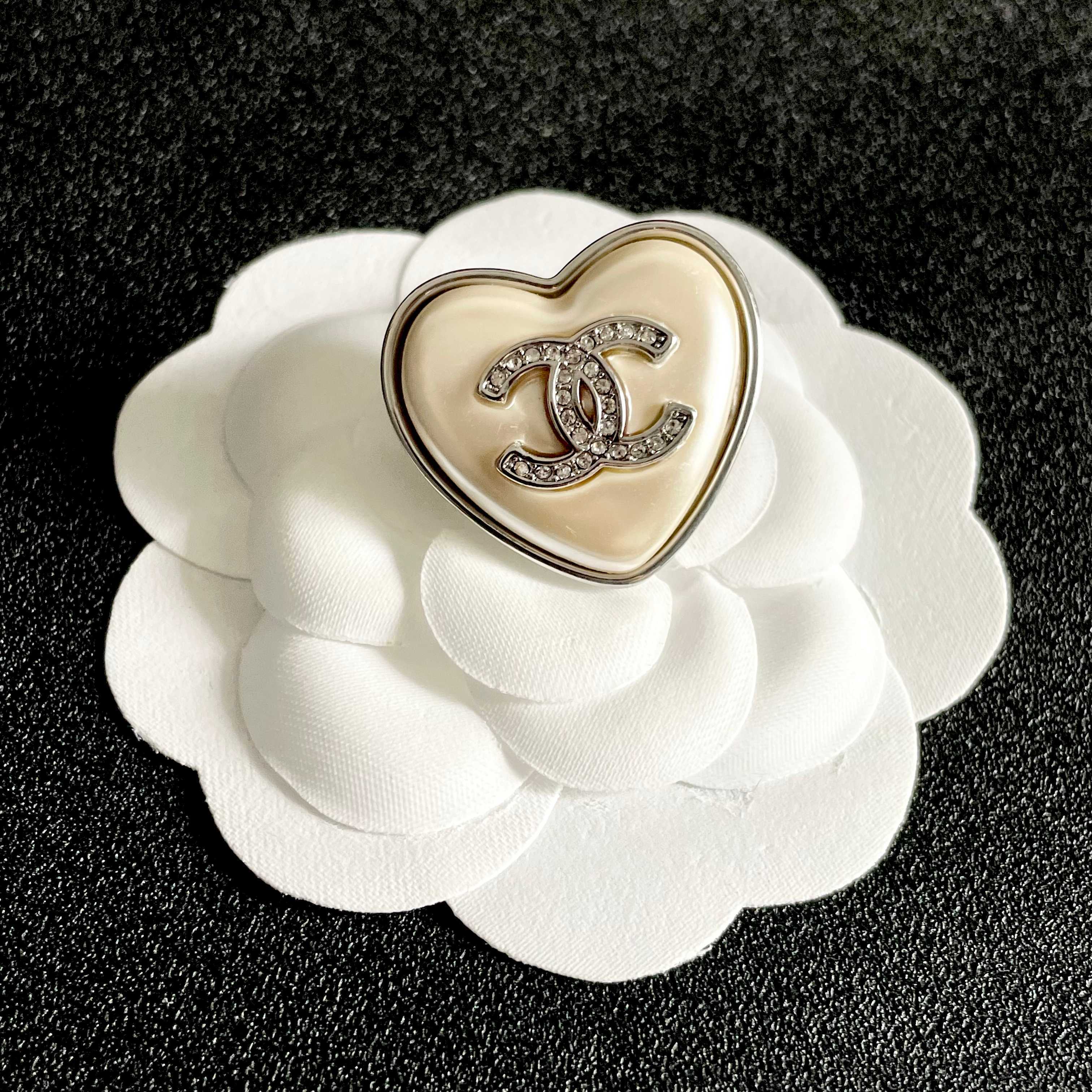 CHANEL 26S DOUBLE C LOGO CRYSTAL HEART BROOCH IN GOLD METAL 629994